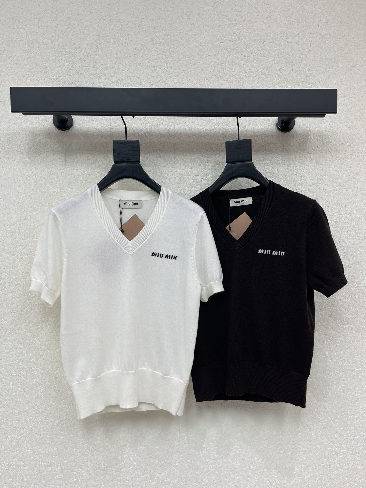 NO:713394,MiuMi*26 new early spring new peach collar letter knitted short sleeves!  Customized wool yarn weaving, high-end texture, comfortable and soft, V-shaped sweetheart neckline knitted short-sleeved cut, all-over solid color, versatile and durable, flat stitch and delicate texture, whole-body threaded edging, easily highlighting the perfect texture of details, letter logo embellishment on one side of the chest, exquisite and stylish, make the outfit look younger and more fashionable!  SML,,miumiu,T-shirt,19860909MiuMi*26早春新款桃心领字母针织短袖！定制羊毛纱线织造,质感高级,舒适柔软,V型桃心领针织短袖剪裁,通体素色百搭耐看,平针细腻肌理,大身通体螺纹包边,轻松突出满分细节质感,字母徽标点缀单侧胸口,精致有格调,穿搭减龄洋气！SML,,miumiu,T-shirt,,Women's clothing