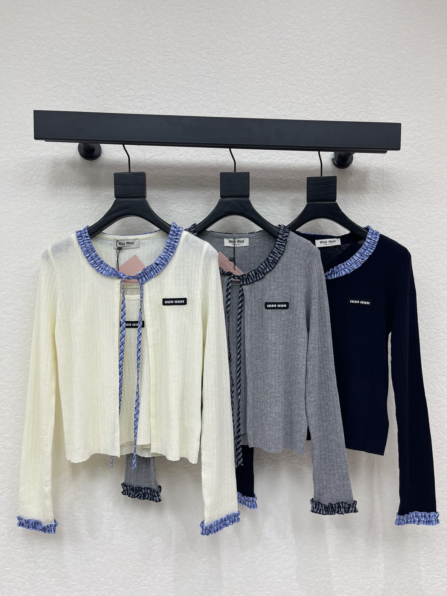 NO:713397,Miumi*26 new early spring two-piece knitted suspender + cardigan set with earrings. Made of soft knitted fabric, comfortable and warm to wear. The earrings + bow design are sweet and elegant. The splicing of the suspender cardigan is full of layers. It can be easily managed for daily commuting or leisure. The slim cut makes you look slimmer. Pair it with high-waisted pants or skirts to easily get a Korean-style atmosphere!  SML,,miumiu,skirts,19860909Miumi*26早春新款两件套木耳边针织吊带+开衫,柔软针织面料,穿着舒适又保暖.木耳边+蝴蝶结设计,甜美优雅,吊带开衫拼接层次感满满.日常通勤或休闲都能轻松驾驭.修身剪裁显瘦,搭配高腰裤或裙装,轻松get韩系氛围感穿搭！SML,,miumiu,skirts,,Women's clothing