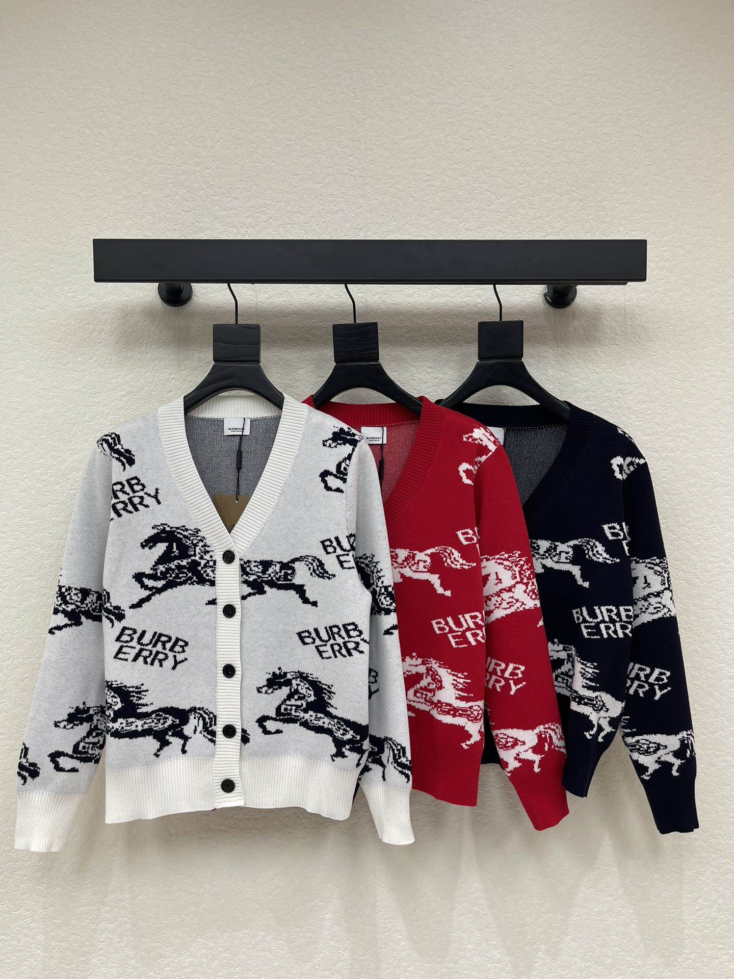 NO:712896,Burberr*26 new early spring war horse crochet V-neck knitted cardigan!  Customized wool yarn weaving, high-end texture, comfortable and soft V-neck knitted cardigan tailoring, dense knitting to keep out the cold and wind, full-body threaded hemming details, all-over large war horse letter crochet logo pattern design, highlighting high-end positioning and fashion tonality, the upper body is high-end and fashionable!  SML,,burberry,19860909Burberr*26早春新款战马钩花V领针织开衫！定制羊毛纱线织造 质感高级 舒适柔软 V领针织开衫剪裁 密实针织御寒防风 通体螺纹包边细节满分 通体大身战马字母钩花徽标图案设计 彰显高级定位和时尚调性 上身高级时髦！SML,,burberry,,Women's clothing