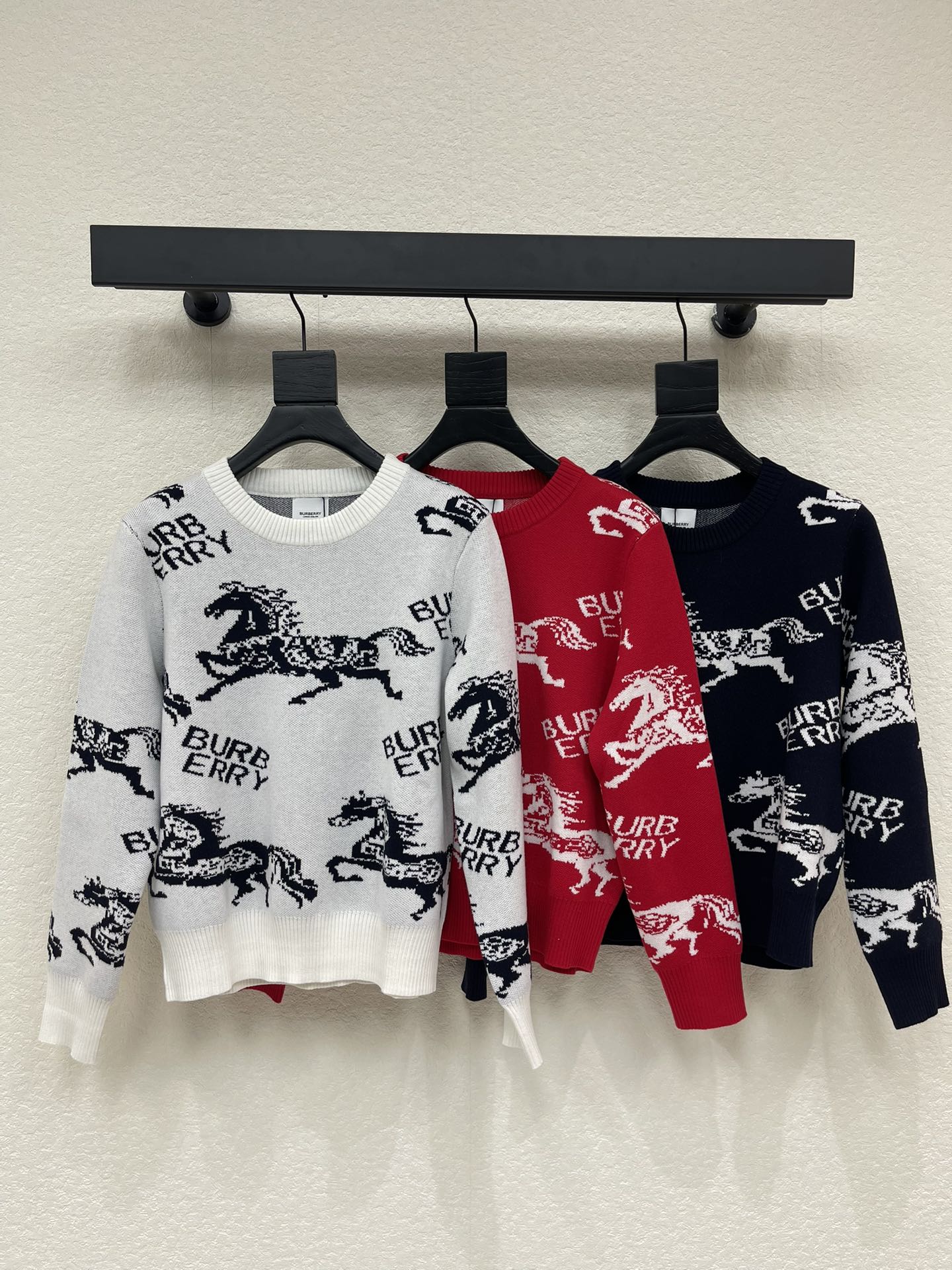 NO:712893,Burberr*26 new early spring war horse crochet pullover knitted sweater!  Customized wool yarn weaving, high-quality texture, comfortable and soft, pullover long-sleeved sweater cut, dense knitting to keep out the cold and wind, full-body threaded hemming details, all-over large war horse letter crochet logo pattern design, highlighting high-end positioning and fashion tonality, the upper body is high-end and fashionable!  SML,,burberry,sweaters,19860909Burberr*26早春新款战马钩花套头针织毛衣！定制羊毛纱线织造 质感高级 舒适柔软 套头长袖毛衣剪裁 密实针织御寒防风 通体螺纹包边细节满分 通体大身战马字母钩花徽标图案设计 彰显高级定位和时尚调性 上身高级时髦！SML,,burberry,sweaters,,Women's clothing