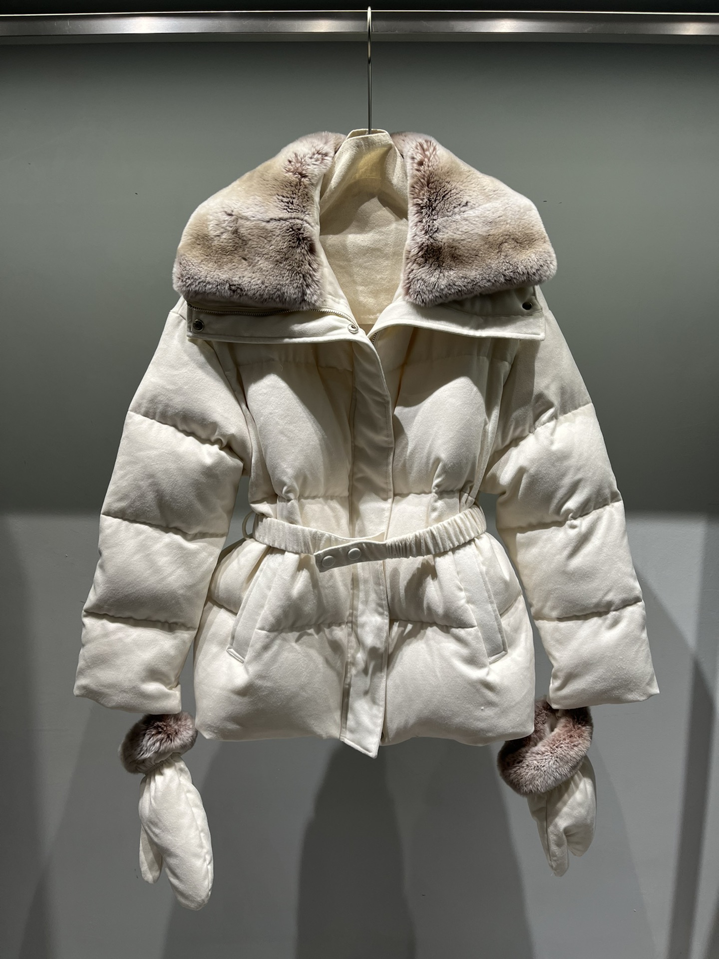 NO:710856,Year-end benefits, Rex rabbit fur down jacket Sml, the collar is removable. Sml is in stock, women's clothing, down jacket,19860909年底福利,獭兔毛羽绒服Sml,领子可以拆卸.Sml现货,,女装,down jacket,,Women's clothing