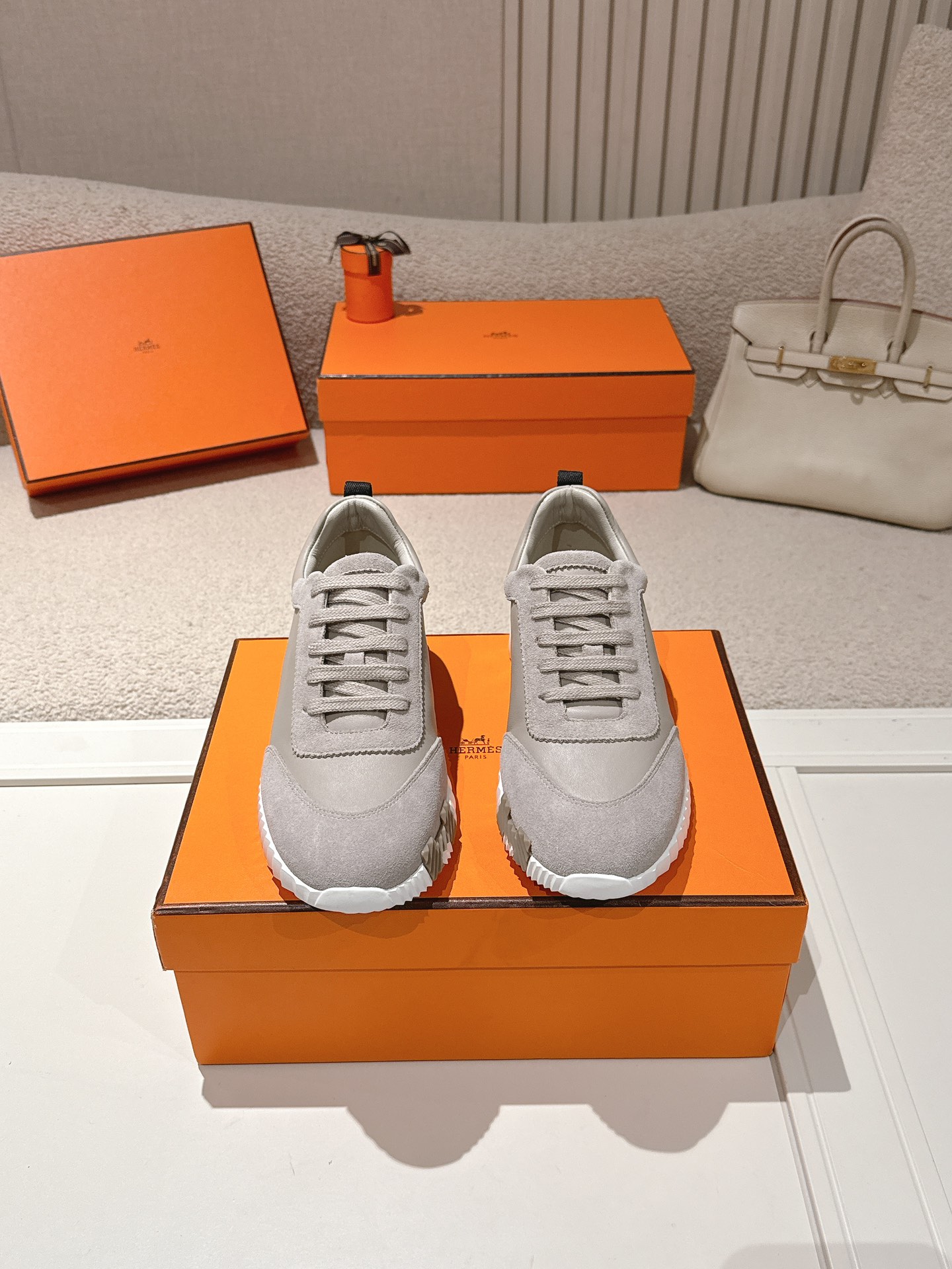 NO:788589,, Hermes top version # Hermès H family classic couple's casual sports shoes Couple's casual sports dad shoes combine high-tech canvas and suede goatskin, decorated with an exaggerated 'H' letter on the rubber sole, italic design and bright colors show vitality, continuing the brand design inspiration. Walking lightly in the city, feel unrestrained and comfortable. The delivery counter is exquisitely packaged. The original material of the fabric is special fabric and cow suede. The lining is customized with breathable mesh. The outsole is made of TPU + rubber foam material.  Bottom thickness 3CM, size 35-45, casual shoes/sports shoes, hermes, hermes, sneakers, sheepskin, chamois leather19860909,Hermes 顶级版本# 爱马仕H家经典情侣款 休闲运动鞋 情侣款休闲之履运动老爹鞋结合高科技帆布与麂皮山羊皮,在橡胶鞋底上饰以夸张“H”字母,斜体设计和鲜艳色彩展现活力,延续品牌设计灵感.轻盈漫步都市,感受无拘舒适. 配送专柜精美包装 面料原版材质特殊布料和牛反绒 内里定制透气网面 大底开模TPU+橡胶发泡材质 底厚3CM 码数35-45,休闲鞋/运动鞋,hermes,hermes,sneakers,sheepskin,chamois leather,Women's Shoes