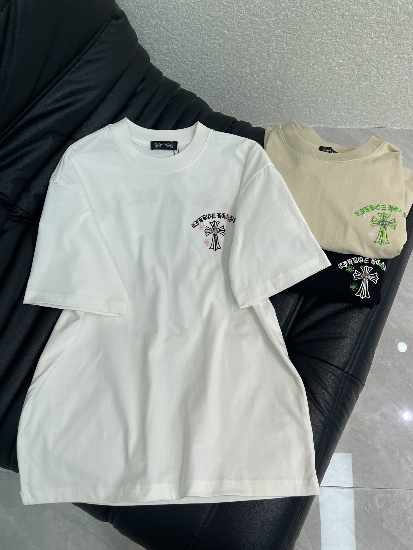 NO:713693,Chrome Hearts* Chrome Hearts 26 new Sanskrit cross embroidered letter short-sleeved T-shirt. Pure cotton washed distressed technology, washed fabrics are not limited to basic colors, but also have rich distressed effects to meet different style needs. The fabric is breathable and comfortable, and the unique design combines the brand's fashion elements, making people feel a unique artistic charm and cultural heritage. This T-shirt can make you the focus, easily control various styles, and show your personal charm. OS large version, same style for men and women!  S-XL A,,chrome hearts,chrome hearts,T-shirt,tees,t-shirt,19860909Chrome Hearts*克罗心26新款梵文十字架刺绣字母短袖T恤.纯棉水洗做旧工艺, 水洗面料不仅限于基础色彩,更有丰富的 做旧效果,满足不同风格需求.面料透气舒适,设计独特,融合了品牌的时尚元素,让人感受到一种独特的艺术魅力与文化底蕴.这款T恤都能让你成为焦点,轻松驾驭各种风格,展现个性魅力.OS大版型,男女同款！S-XL A,,chrome hearts,chrome hearts,T-shirt,tees，t-shirt,,Women's clothing