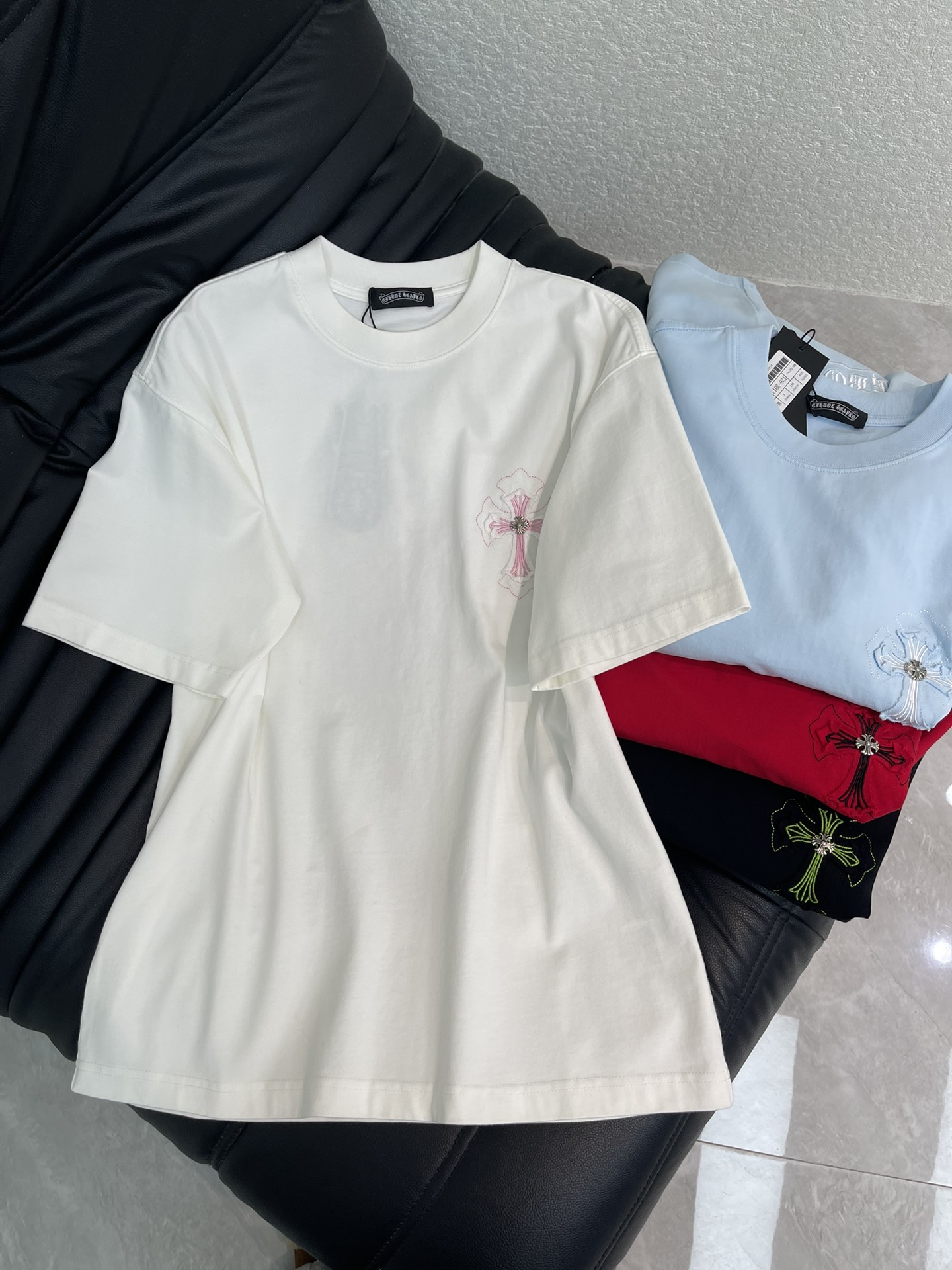 NO:713696,Chrome Hearts* Chrome Hearts 26 new Sanskrit cross patch embroidered letter short-sleeved T-shirt. Pure cotton washed distressing process, washed fabrics are not limited to basic colors, but also have rich distressed effects to meet different style needs. The fabric is breathable and comfortable, and the unique design combines the brand's fashion elements, making people feel a unique artistic charm and cultural heritage. This T-shirt can make you the focus, easily control various styles, and show your personal charm. OS large version, same style for men and women!  S-XL AA,,chrome hearts,chrome hearts,T-shirt,tees,t-shirt,19860909Chrome Hearts*克罗心26新款梵文十字架贴布刺绣字母短袖T恤.纯棉水洗做旧工艺, 水洗面料不仅限于基础色彩,更有丰富的 做旧效果,满足不同风格需求.面料透气舒适,设计独特,融合了品牌的时尚元素,让人感受到一种独特的艺术魅力与文化底蕴.这款T恤都能让你成为焦点,轻松驾驭各种风格,展现个性魅力.OS大版型,男女同款！S-XL AA,,chrome hearts,chrome hearts,T-shirt,tees，t-shirt,,Women's clothing