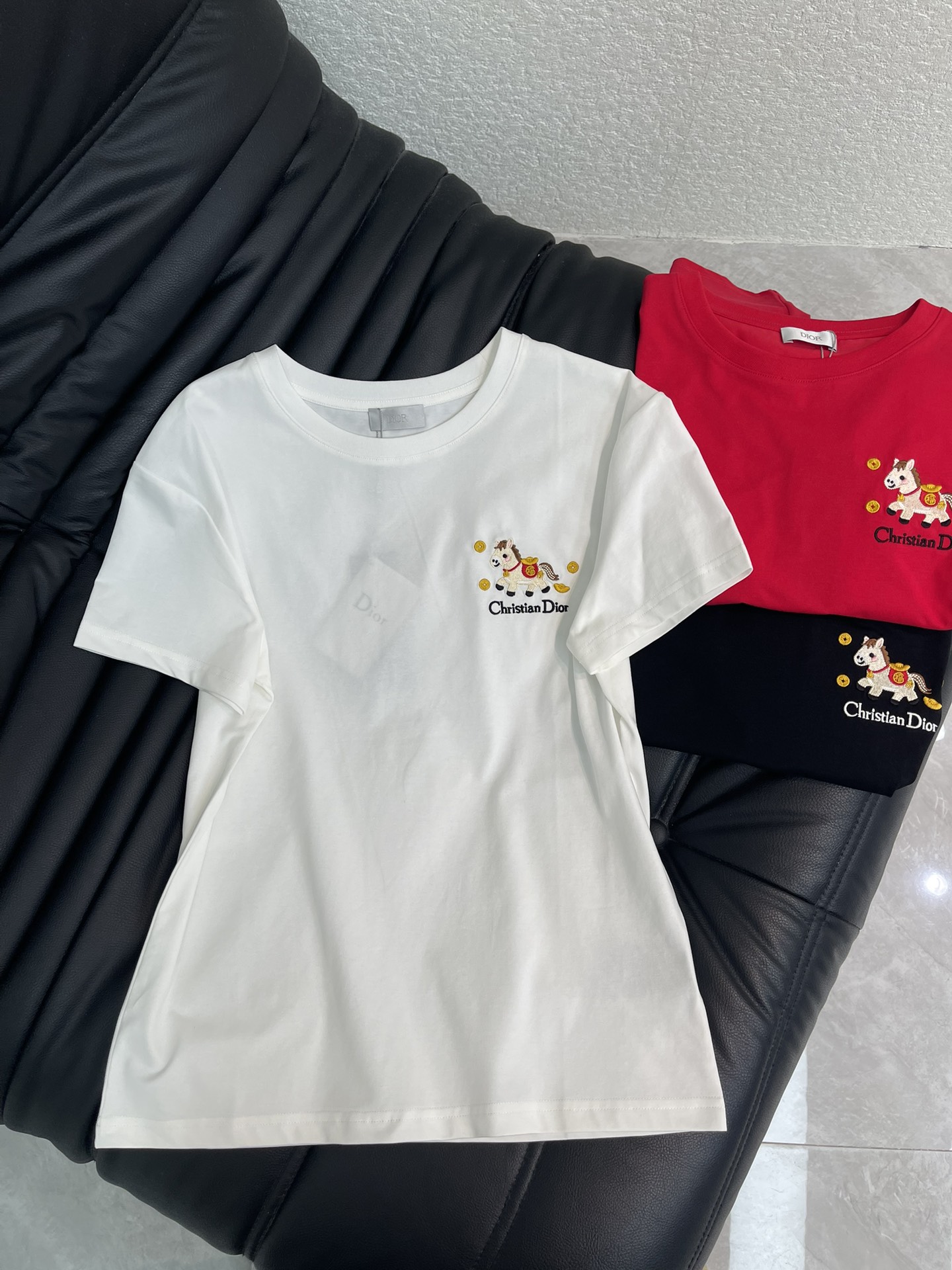 NO:713373,Dio*26 new spring and summer embroidered pony short-sleeved T-shirt. Limited edition for the Year of the Horse. Good meaning. Immediate wealth. Super textured embroidery craftsmanship. You can feel the quality at the touch. Details are online. Straight version. Can be controlled by any body shape. Colors match well. SML AA, dior, T-shirt, tees, t-shirt,19860909Dio*26春夏新款刺绣小马短袖T恤 马年限定款 寓意好 马上来财 超有质感的刺绣工艺 一摸就能摸得到品质 细节在线 版型直筒 任何身形都可以驾驭 颜色都很好搭配 SML AA,,dior,T-shirt,tees，t-shirt,,Women's clothing