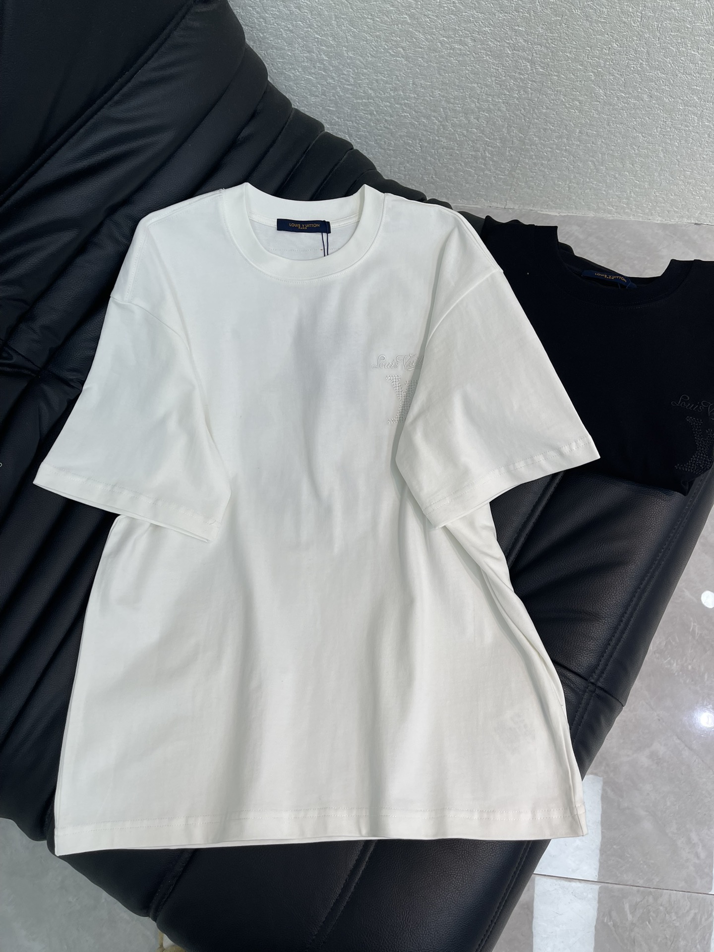 NO:713711,Louis Vuitto*26 new spring and summer three-dimensional embroidered logo short-sleeved T-shirt. Customized high-weight cotton fabric, soft, skin-friendly and comfortable. Large logo embroidery craftsmanship on the back, three-dimensional texture, highly recognizable! A very fashionable style, the overall design is simple yet individual, suitable for urban men and women who pursue fashion trends and pay attention to brand culture, and can easily handle various occasions. Same style for men and women!  S-XL A,,louis vuitton,T-shirt,tees,t-shirt,19860909Louis Vuitto*26春夏新款立体刺绣logo短袖T恤.定制高克重全棉面料,面料柔软,亲肤舒适.后背大logo刺绣工艺,质感立体,辨识度超高!非常时尚的一个款,整体设计简约而不失个性,适合追求时尚潮流、注重品牌文化的都市男女,轻松驾驭多种场合.男女同款！S-XL A,,louis vuitton,T-shirt,tees，t-shirt,,Women's clothing