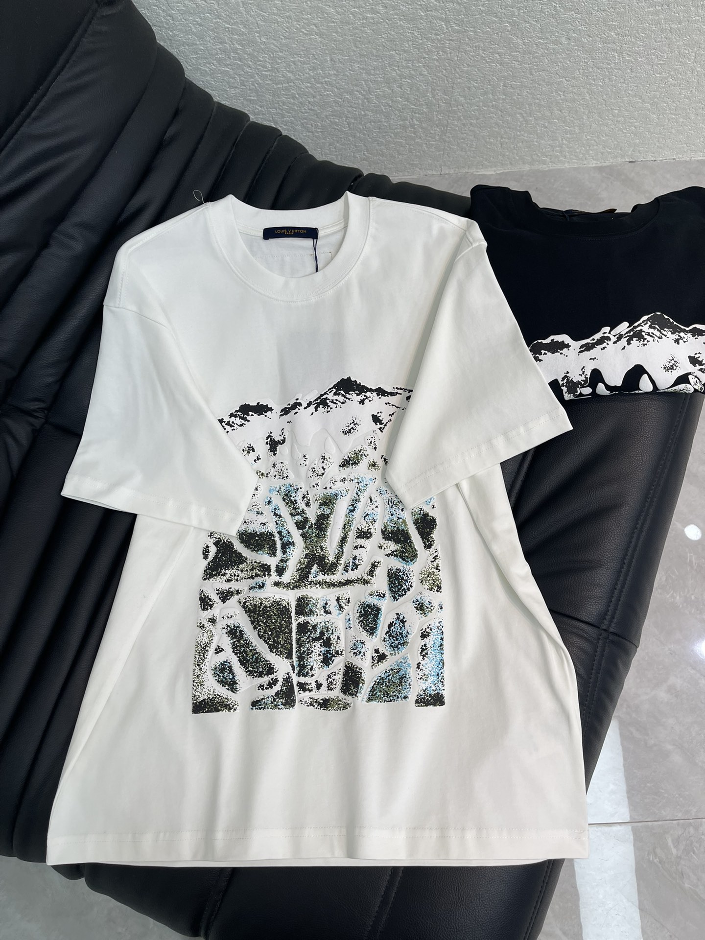 NO:713699,Louis Vuitto*26 new spring and summer new style with multiple craftsmanship, snow mountain ski flocking foam printing ski series, the front foam printing combines snow mountains, forests and abstract cracks, with hidden logos, full of artistic sense. Round neck short-sleeved T-shirt, same style for men and women!  Made of high-gram heavy-wash pure cotton fabric, pure cotton is breathable, very refreshing and comfortable for daily wear. The rib knitting on the neckline is smooth and tight, and the neckline will not be skewed when you toss it around. The loose version, you will find that it really looks good on the upper body, the overall is minimalist and neat, super versatile for daily wear!  Pair it casually with one to give you a youthful look. One piece will make you crazy about your outfit. It is a fashionable item that can never go wrong!  S-XL A,,louis vuitton,T-shirt,tees,t-shirt,19860909Louis Vuitto*26春夏新款多重重工艺 雪山滑雪植绒发泡印花滑雪系列,正面发泡印花融合雪山,森林和抽象裂纹,隐含标识,艺术感满满.圆领短袖T恤,男女同款！高克重洗水纯棉质面料,纯棉透气,日常穿着非常清爽穿感舒适,领口的罗纹针织平整紧密,随意折腾都不会领口歪斜,宽松版型,上身你就会发现真的好好看,整体极简利落,超级日常百搭！随随便便搭配一条就是青春的样子,一件就能为你的穿搭疯狂,绝不会出错的时髦单品！S-XL A,,louis vuitton,T-shirt,tees，t-shirt,,Women's clothing