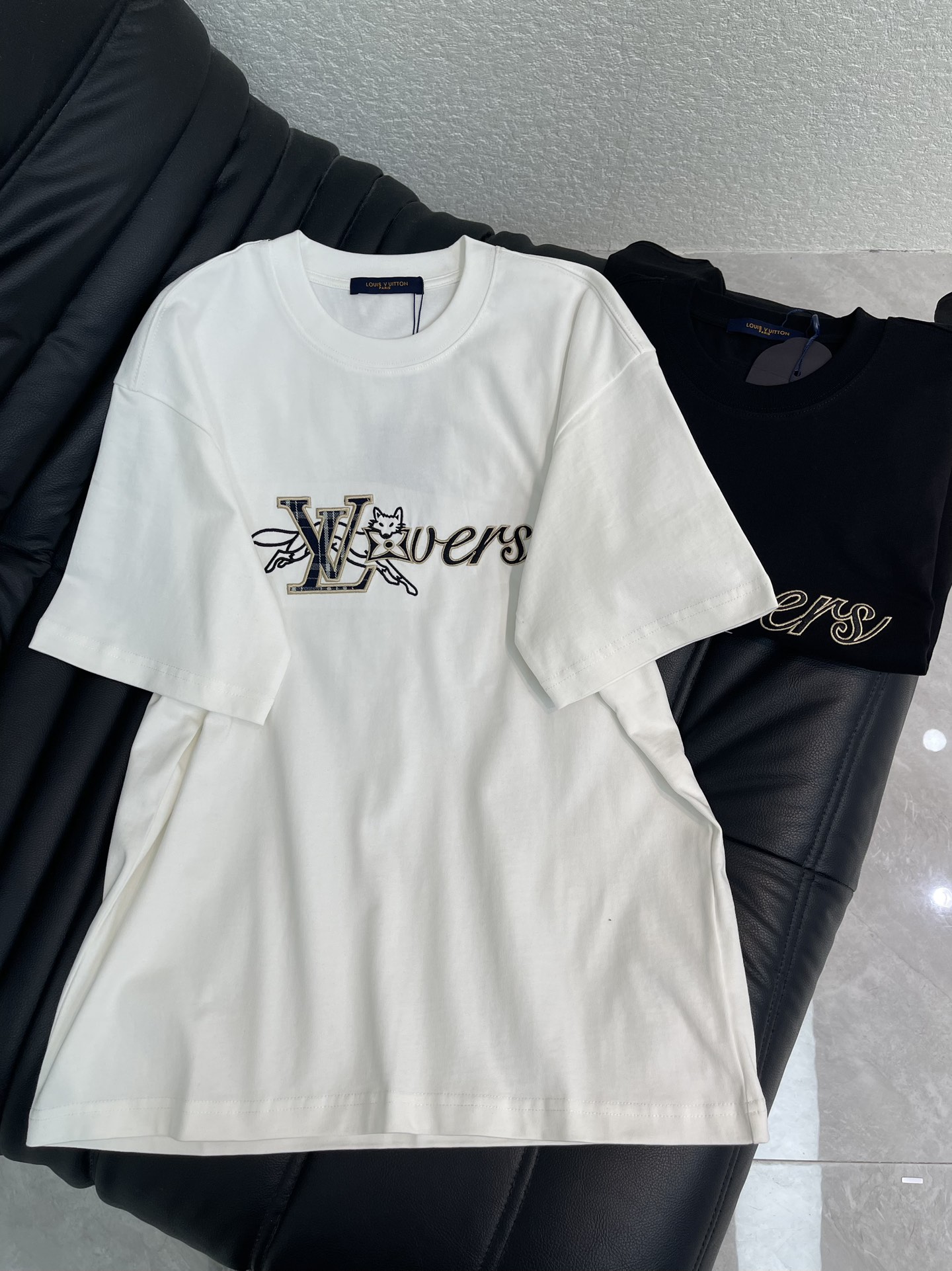 NO:713708,Louis Vuitto*26 new spring and summer short-sleeved T-shirt with embroidered letters. Customized high-weight cotton fabric, soft, skin-friendly and comfortable. Logo embroidery technology on the chest, three-dimensional texture, highly recognizable! A very fashionable style, the overall design is simple yet individual, suitable for urban men and women who pursue fashion trends and pay attention to brand culture, and can easily handle various occasions. The same style for men and women!  S-XL AA,,louis vuitton,T-shirt,tees,t-shirt,19860909Louis Vuitto*26春夏新款刺绣字母短袖T恤.定制高克重全棉面料,面料柔软,亲肤舒适.胸前logo刺绣工艺,质感立体,辨识度超高!非常时尚的一个款,整体设计简约而不失个性,适合追求时尚潮流、注重品牌文化的都市男女,轻松驾驭多种场合.男女同款！S-XL AA,,louis vuitton,T-shirt,tees，t-shirt,,Women's clothing