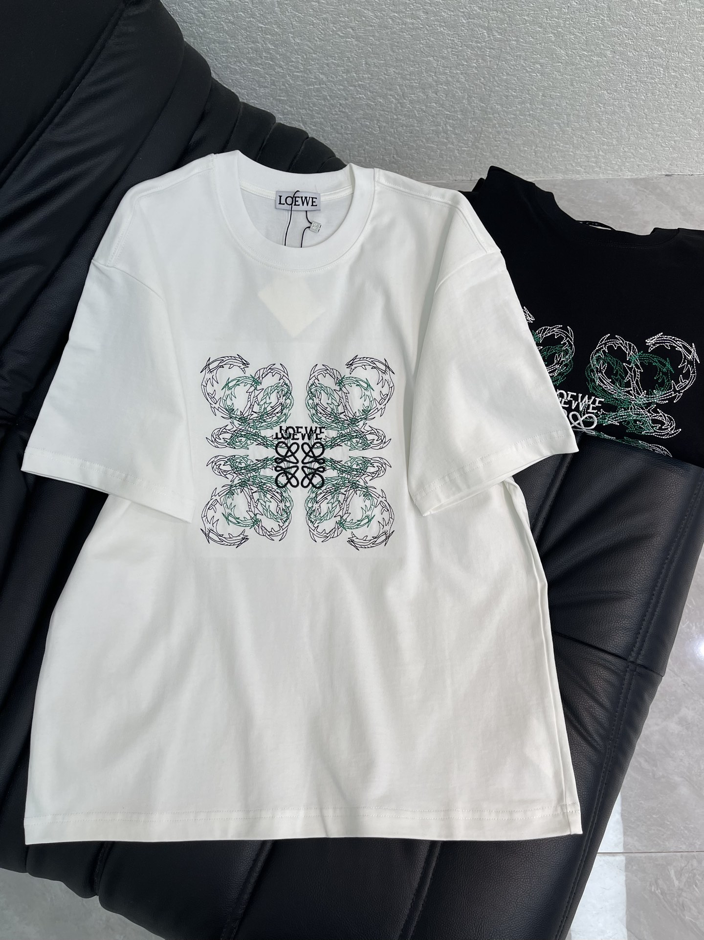 NO:713702,Loew*26 new spring and summer embroidery misplaced logo short-sleeved T-shirt. Customized high-weight cotton fabric, soft, skin-friendly and comfortable. Heavy-duty overlapping gradient vine letter logo embroidery technology, three-dimensional texture, highly recognizable! A very fashionable style, the overall design is simple yet individual, suitable for urban men and women who pursue fashion trends and pay attention to brand culture, and can easily handle various occasions. The same style for men and women!  S-XL AA,,loewe,T-shirt,tees,t-shirt,19860909Loew*26春夏新款刺绣错位logo短袖T恤.定制高克重全棉面料,面料柔软,亲肤舒适.重工重叠渐变藤蔓字母logo刺绣工艺,质感立体,辨识度超高!非常时尚的一个款,整体设计简约而不失个性,适合追求时尚潮流、注重品牌文化的都市男女,轻松驾驭多种场合.男女同款！S-XL AA,,loewe,T-shirt,tees，t-shirt,,Women's clothing