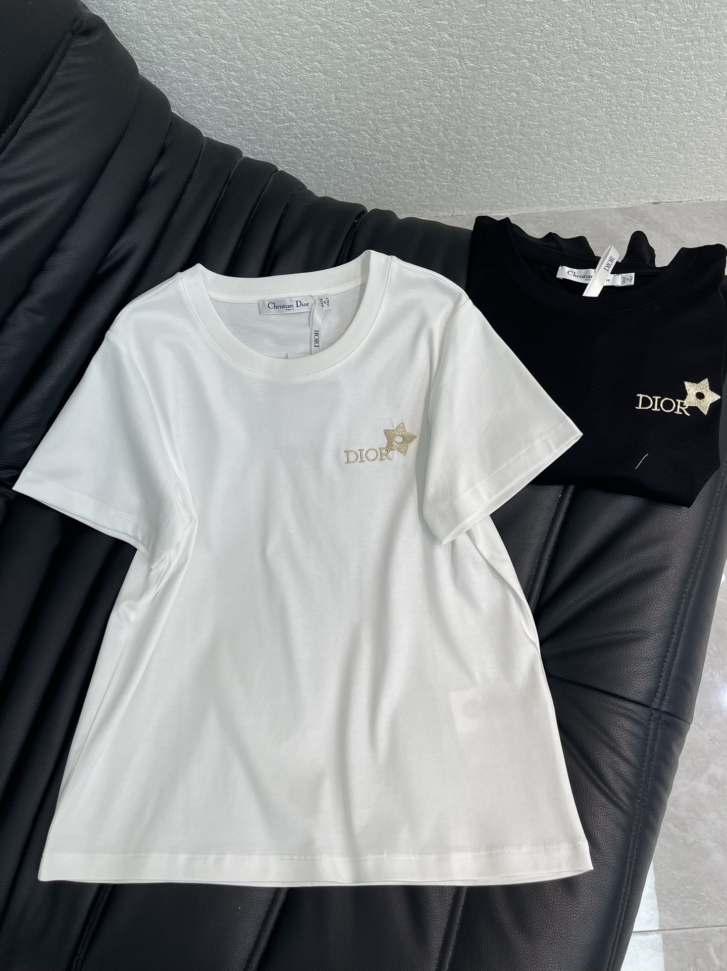 NO:713704,Dio*26 new spring and summer CD star embroidered short-sleeved T-shirt. The chest is decorated with a letter logo and a metallic star embroidery pattern. It has a classic round neck cut that fits the neck line without highlighting the face shape. The minimalist design combines exquisite details to perfectly combine light luxury texture with daily practicality. SML A,, T-shirt, tees, t-shirt,19860909Dio*26春夏新款CD星星刺绣短袖T恤.胸口处饰有字母标识与金属质感星星刺绣图案,经典圆领剪裁,贴合颈部线条且不挑脸型；以极简设计融合精致细节,将轻奢质感与日常实穿性完美结合.SML A,,T-shirt,tees，t-shirt,,Women's clothing