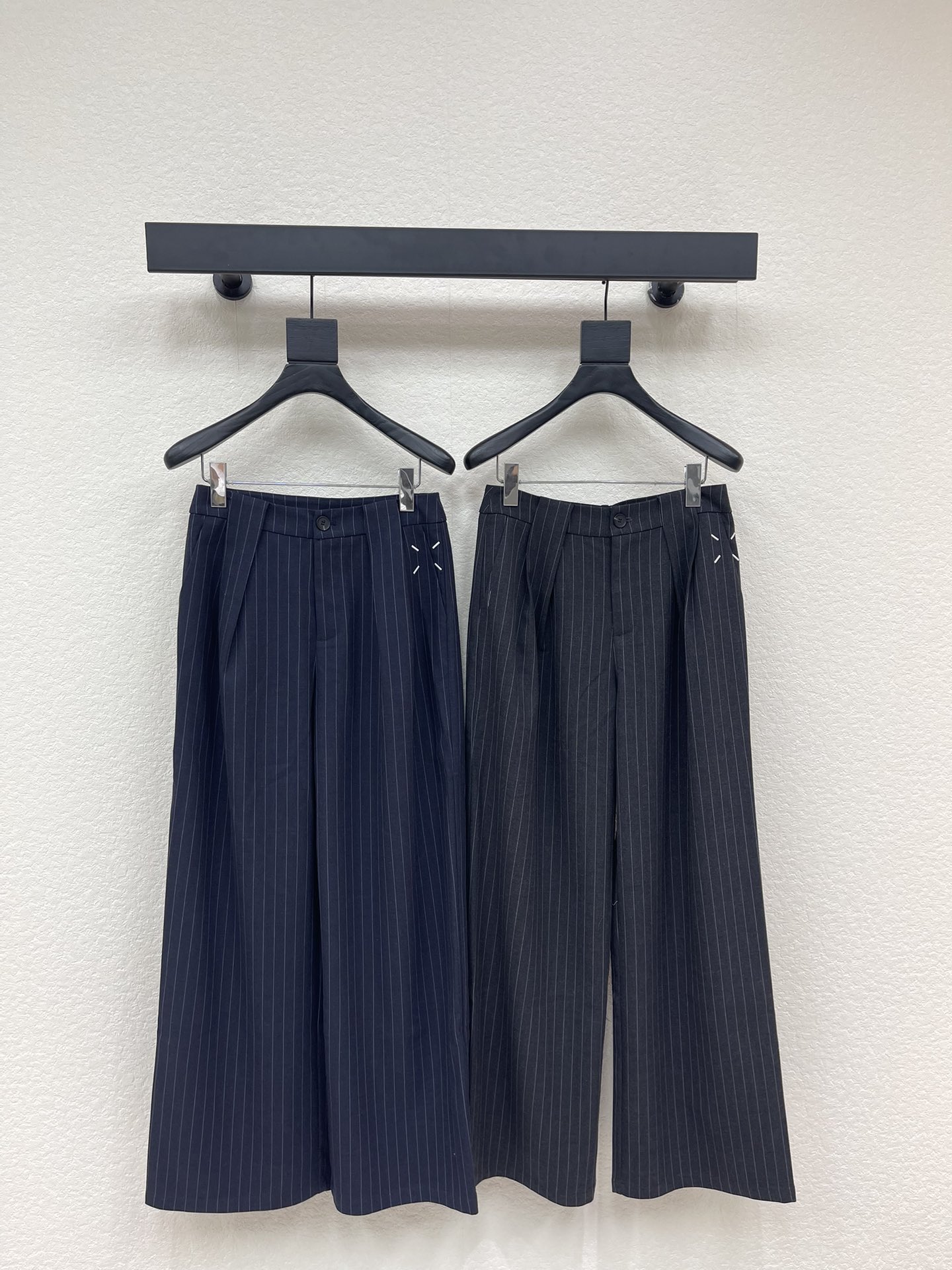 NO:713371,MM6*26 new pleated contrast striped casual trousers, customized fabric, daily wear, high-end tone, A and sassy!  Three-dimensional tailoring, classic version, the design has a sense of luxury, you can mix it with sweet or salty, it looks great, it is highly recommended to keep it for yourself!  The details of the custom-made pattern are all in place. The quality of workmanship depends on the details. The upper body looks great. SML, masion margiela,19860909MM6*26新款褶皱撞色条纹休闲裤西裤 定制面料,日常穿搭 高级的调调又A又飒！ 立体剪裁 经典的版型,设计自带高级感, 可甜可盐随意搭配超好看, 强烈推荐自留款！ 定制版型工艺细节全面到位, 做工品质看细节 上身巨好看 SML,,masion margiela,,Women's clothing