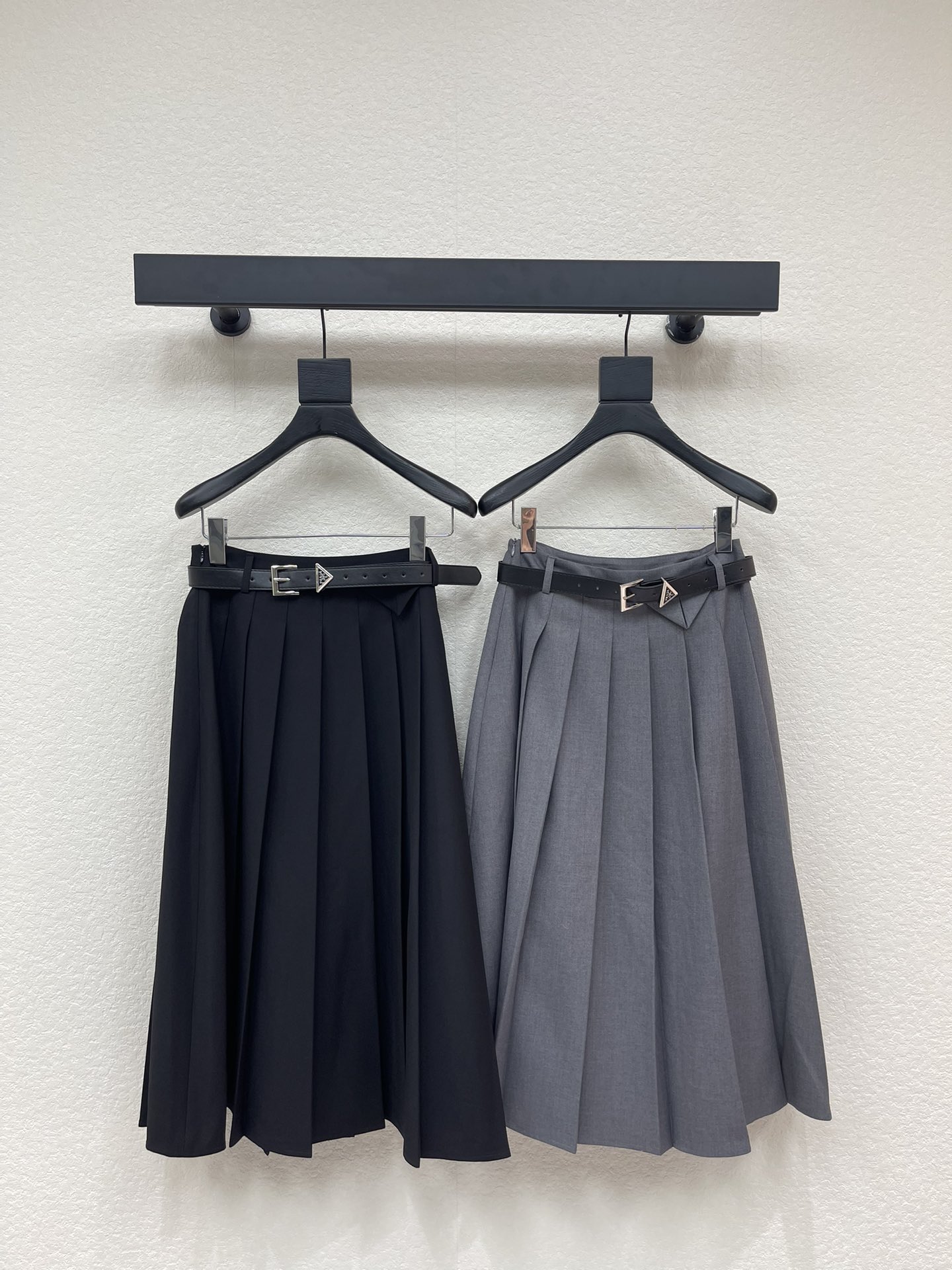 NO:713369,Prad*26 new style skirt with customized belt. Customized high-quality material. Comfortable and crisp texture. Lightweight and easy to wear. Large swing skirt. Iconic triangle belt decoration. Shows brand tone. Subtly elongates body proportions. Shows graceful figure. Highlights unique personality charm. A small skirt for daily commuting. Fashionable upper body. Playful and age-reducing. Customized fabrics and accessories. SML, prada, skirts,19860909Prad*26新款配订制腰带半裙 定制高品质材质 质感舒适挺括 轻盈好穿 大摆半裙 标志性三角牌皮带装饰 展现品牌调性 巧妙拉长身形比例 展现曼妙身姿 彰显独特个性魅力 一款日常通勤小裙子 上身潮流时髦 俏皮减龄 定制面辅料 SML,,prada,skirts,,Women's clothing