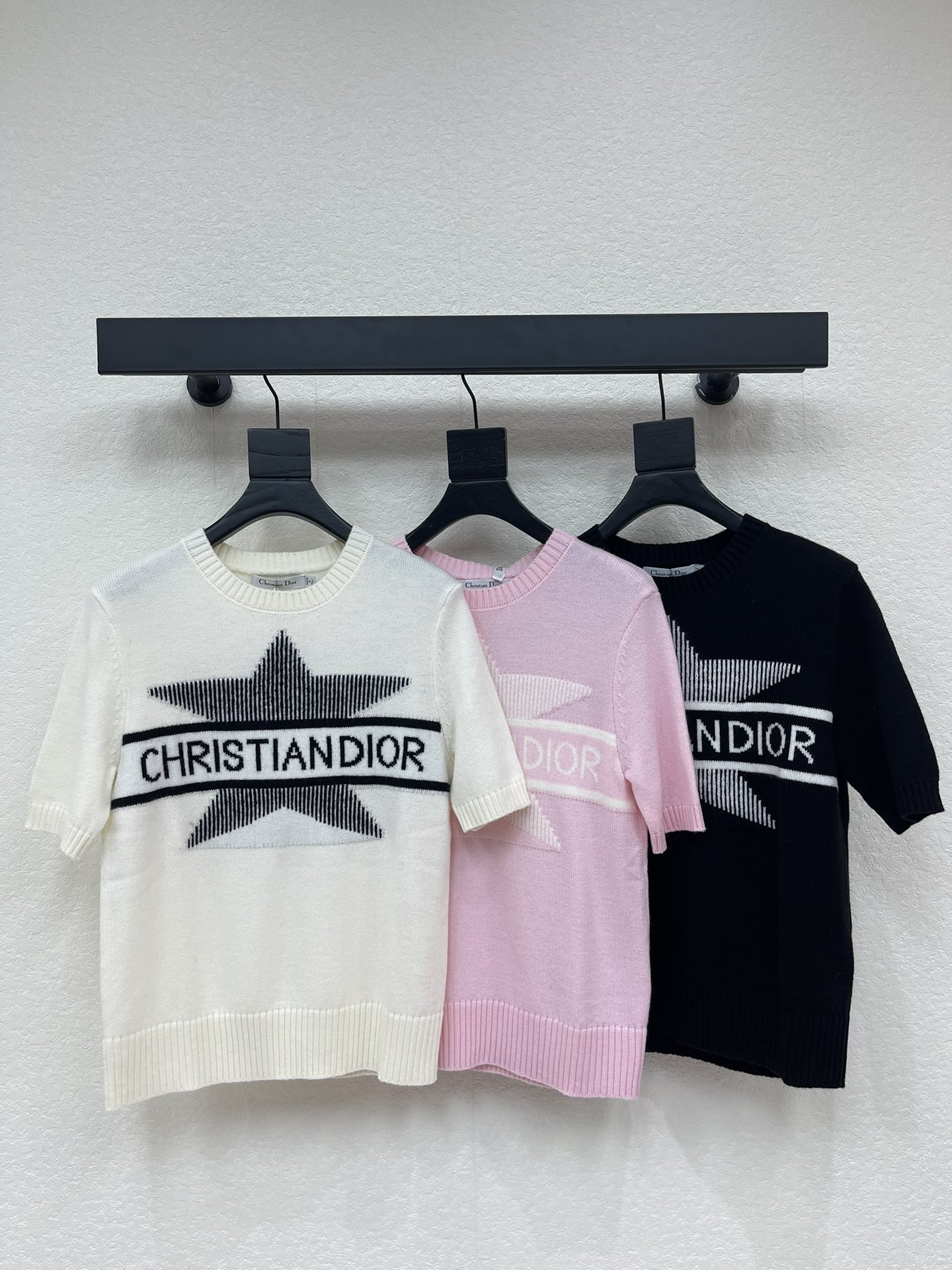 NO:713400,Dio*26 new early spring five-pointed star round neck knitted short sleeves!  Customized wool yarn weaving, high-end texture, comfortable and soft, round neck knitted short-sleeved cut, dense knitting with pit details, better cold and windproof effect, wide threaded hemming on the cuffs echoing the hem, embellished letter crocheted star pattern decoration on the chest bar, highlighting the brand's tonality, regular shoulder style, simple and versatile for daily use in autumn and winter, handsome and fashionable!  SML A,,dior,T-shirt,19860909Dio*26早春新款五角星圆领针织短袖！定制羊毛纱线织造 质感高级 舒适柔软 圆领针织短袖剪裁 密实针织搭配坑条细节 御寒防风效果更佳 袖口宽螺纹包边与衣摆相呼应 胸前横杠中点缀字母钩花五角星图案装饰 彰显品牌调性 正肩款常规版型 秋冬日常简约百搭 帅气时尚！SML A,,dior,T-shirt,,Women's clothing