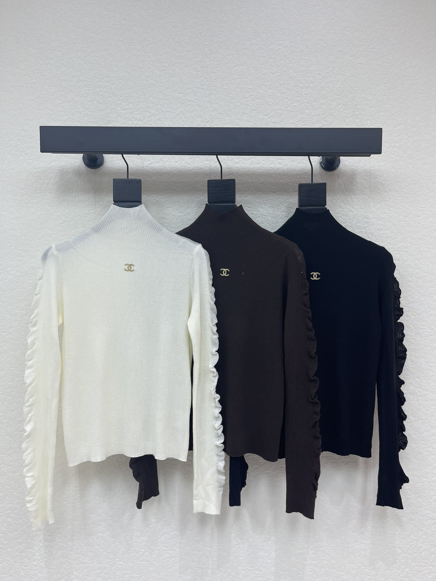 NO:713715,CHANE*26 new early spring high-neck knitted long-sleeved bottoming shirt!  Customized wool yarn weaving, exquisite texture, comfortable to wear, high collar knitted long-sleeved version, double C logo embroidered on the chest with contrasting color decoration, overall style is high-end and casual, showing the brand tone, low-key and texture, versatile and simple style, wear alone and layered to show your temperament, daily commuting SML AA,,chanel,19860909CHANE*26早春新款高领针织长袖打底衫！定制羊毛纱线织造 质感细腻 穿搭舒适 高领针织长袖版型 胸前刺绣双C徽标撞色装饰 整体造型高级休闲 展现品牌调性 低调有质感 百搭简约款式 单穿叠穿上身尽显气质 日常通勤都SML AA,,chanel,,Women's clothing