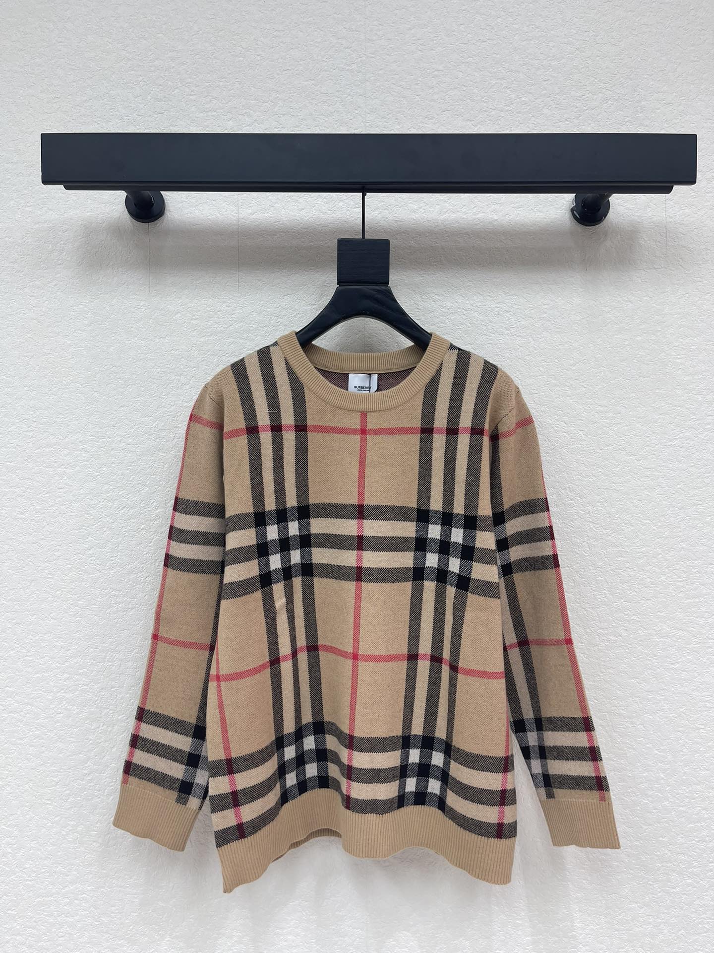 NO:713690,Burberr*26 new BBR classic color-blocked plaid round neck long-sleeved knitted sweater. Imported wool blended fabric. Inspired by the retro of the 1980s. High-end sense. Age-reducing college style. Customized mesh sweater knitted fabric. It feels very comfortable. Fashionable and personalized. Super versatile and good-looking. A must-have for everyone. Same style for men and women. S-XL AA,, burberry, sweaters,19860909Burberr*26新款BBR经典拼色格纹圆领长袖针织毛衣羊毛衫 进口羊毛混纺面料 灵感源自八十年代复古 高级感拿捏 减龄学院风 定制网纱毛衣针织面料 手感非常舒服 时尚又个性 超级百搭好看 人手必备款 男女同款 S-XL AA,,burberry,sweaters,,Women's clothing