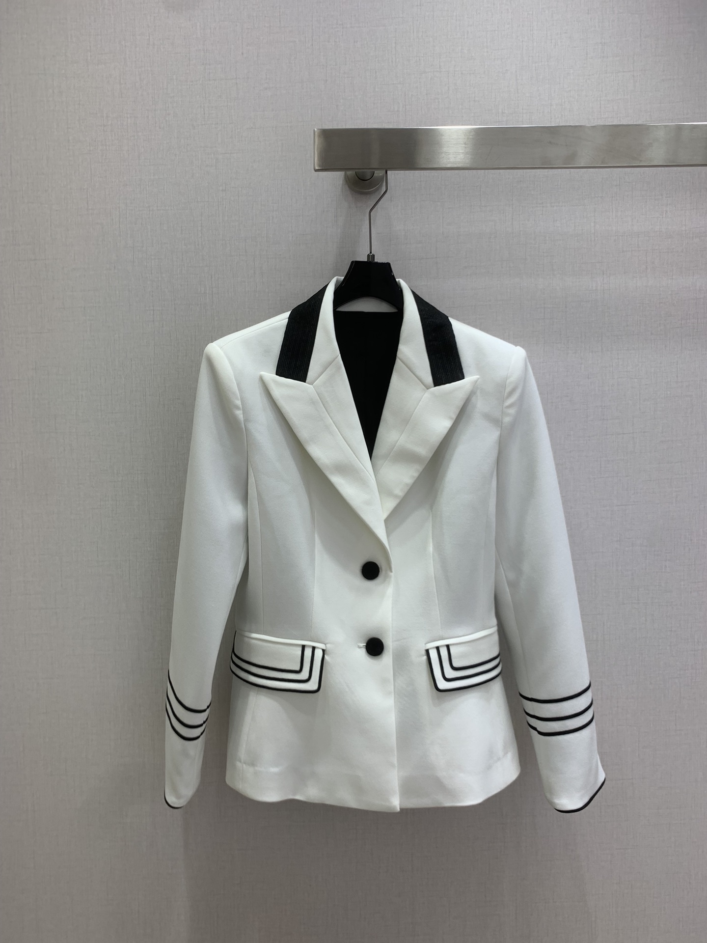 NO:713407,Highly recommended for early spring 26, the black and white striped lapel suit jacket adopts a slim and slightly short cut to optimize body proportions to keep the suit shape three-dimensional and neat. It has a high-end texture. Polyester fiber improves the wrinkle resistance of the fabric and is not easily deformed for daily wear. The collar uses double-layer contrasting color technology to superimpose the exquisite embroidery on the side of the collar to strengthen the recognition of retro elegance. The details highlight the craftsmanship and texture to echo the retro elegance of the navy style. One color SMLXL code. High quality AB,, jackets & coats, business suit,19860909强烈推荐 26早春新款 黑白条纹翻领西装外套 采用修身微短款剪裁优化身材比例让西装版型保持立体利落 自带高级质感 聚酯纤维提升面料的抗皱性 日常穿着不易变形 领子采用双层撞色工艺叠加领侧的精致绣花 强化复古优雅的风格辨识度 通过细节凸显工艺质感呼应海军风的复古优雅 一个色 SMLXL码 高品质AB,,jackets & coats,business suit,,Women's clothing