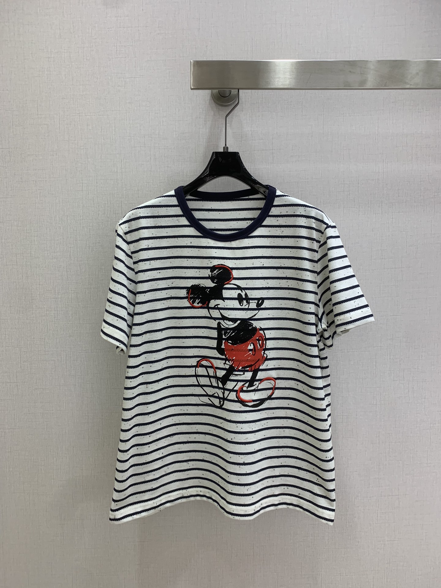 NO:713401,Highly recommended 26 early spring new striped Mickey short-sleeved T-shirt. I have been asking about the Mickey T for a day. The classic navy striped fabric has a texture of colorful dots, which has an old retro feel, and the hand-painted Mickey pattern, which is age-reducing and childlike. Mickey is also surrounded by random three-dimensional embroidery, full of details and texture, and the upper body is loose and white. One color SML code, high quality AB, T-shirt, tees, t-shirt,19860909强烈推荐 26早春新款 条纹米奇短袖T恤 被追问了一天的米奇T,经典藏青条纹面料上自带彩点肌理感,有股做旧的复古感,加上手绘的米奇图案,减龄又童趣.米奇四周还随机立体刺绣,细节质感拉满,上身松弛又白搭 一个色 SML码 高品质AB,,T-shirt,tees，t-shirt,,Women's clothing