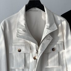 Loro Piana家 秋装鼎级莱赛尔棉男士立领拉链多口袋设计纯色工装夹克外套 一件兼具功能性与时尚感的外套,是男士 Loro Piana家 秋装鼎级莱赛尔棉男士立领拉链多口袋设计纯色工装夹克外套 一件兼具功能性与时尚感的外套,是男士