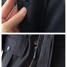 Loro Piana家 秋装鼎级莱赛尔棉男士立领拉链多口袋设计纯色工装夹克外套 一件兼具功能性与时尚感的外套,是男士 Loro Piana家 秋装鼎级莱赛尔棉男士立领拉链多口袋设计纯色工装夹克外套 一件兼具功能性与时尚感的外套,是男士