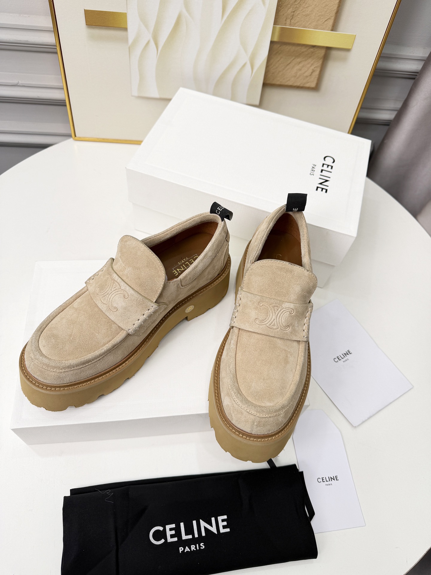 NO:724102,The latest popular style of Celine loafers. Celine is really cool and unique. You must buy a pair of Celine loafers this year. They are retro-style classics. They are super versatile, simple and elegant. They can be matched with any skirt or trousers. They have a perfect look and look that shows its brand atmosphere. Standard size 35-40, loafers, celine, celine, loafers, skirts19860909Celine乐福鞋最新爆款 赛琳真的是开了挂、太有特色了 今年必须要入手一双celine乐福鞋 ,复古风经典款 超级百搭 简单大气 无论裙装裤装都能随意搭配 妥妥的颜霸 无不彰显它的品牌气息. 标准码35-40,乐福鞋,celine,celine,loafers,skirts,Women's Shoes