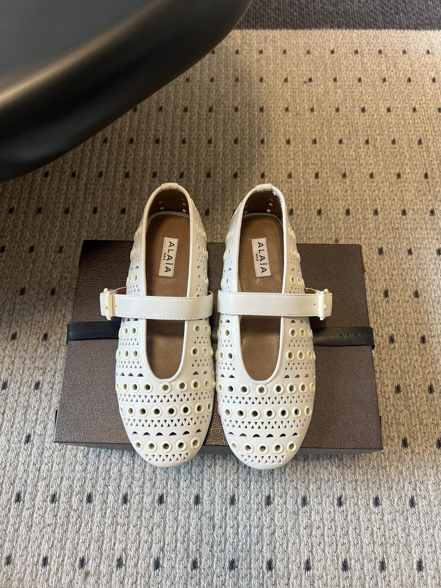 ALAÏ* 26ss 早春新款平底圆形镂空玛丽珍鞋单鞋鞋面采用镂空设计，形成密集的圆形孔洞纹理，兼具装饰