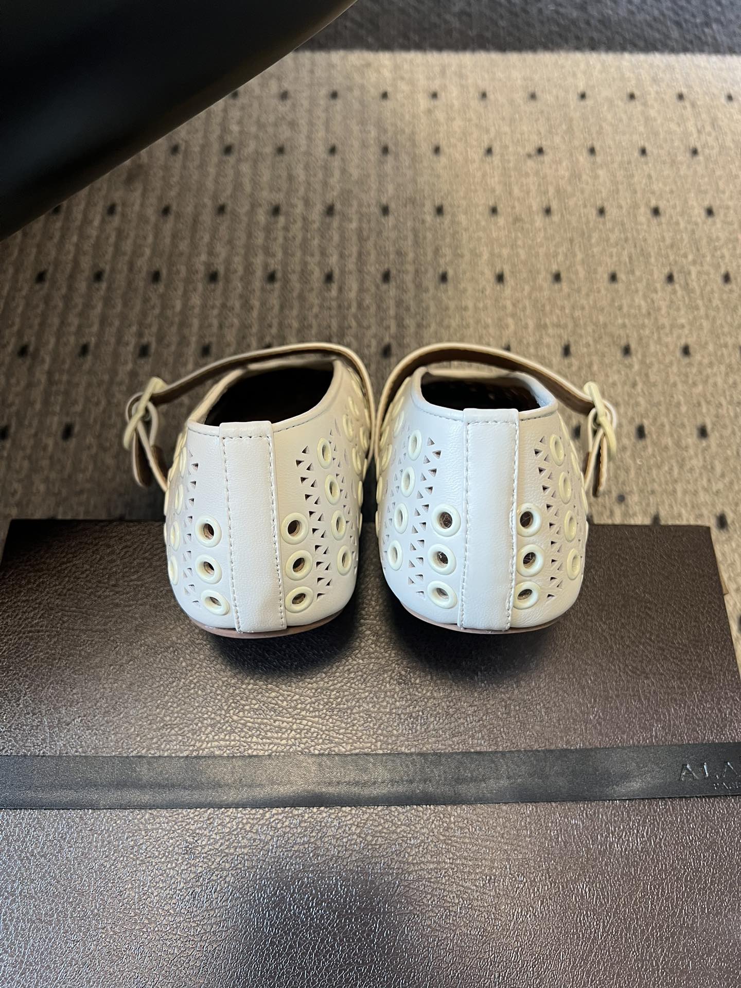 ALAÏ* 26ss 早春新款平底圆形镂空玛丽珍鞋单鞋鞋面采用镂空设计，形成密集的圆形孔洞纹理，兼具装饰