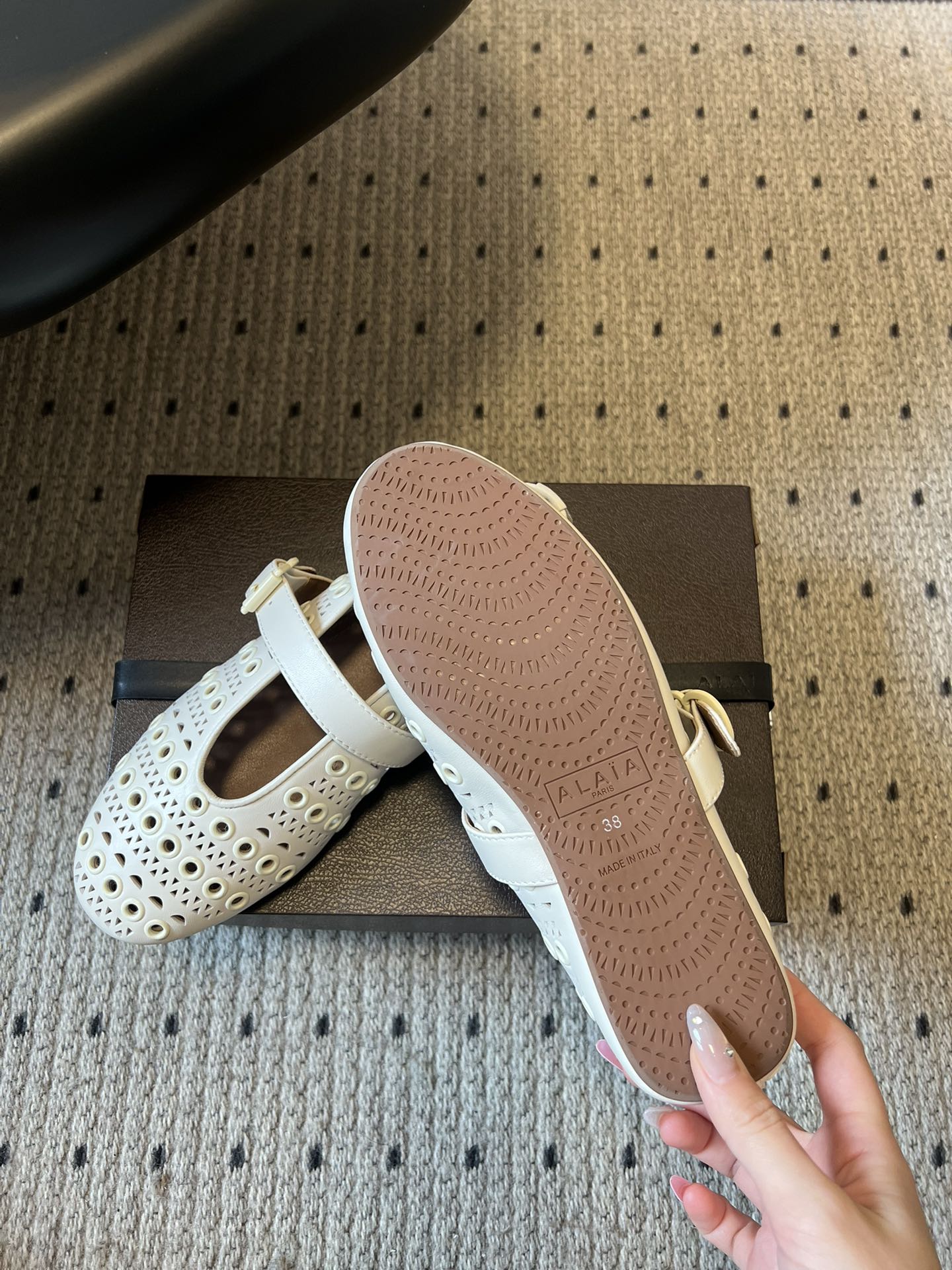 ALAÏ* 26ss 早春新款平底圆形镂空玛丽珍鞋单鞋鞋面采用镂空设计，形成密集的圆形孔洞纹理，兼具装饰