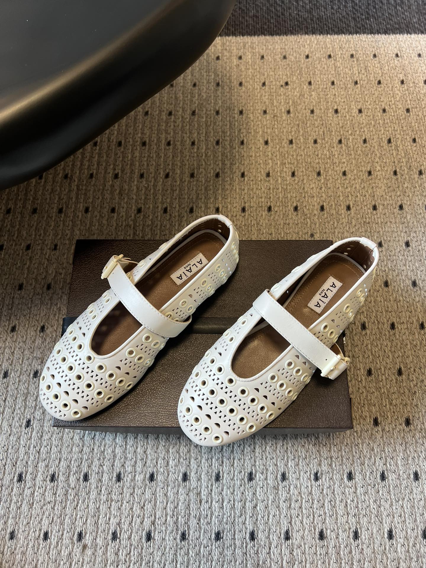 ALAÏ* 26ss 早春新款平底圆形镂空玛丽珍鞋单鞋鞋面采用镂空设计，形成密集的圆形孔洞纹理，兼具装饰