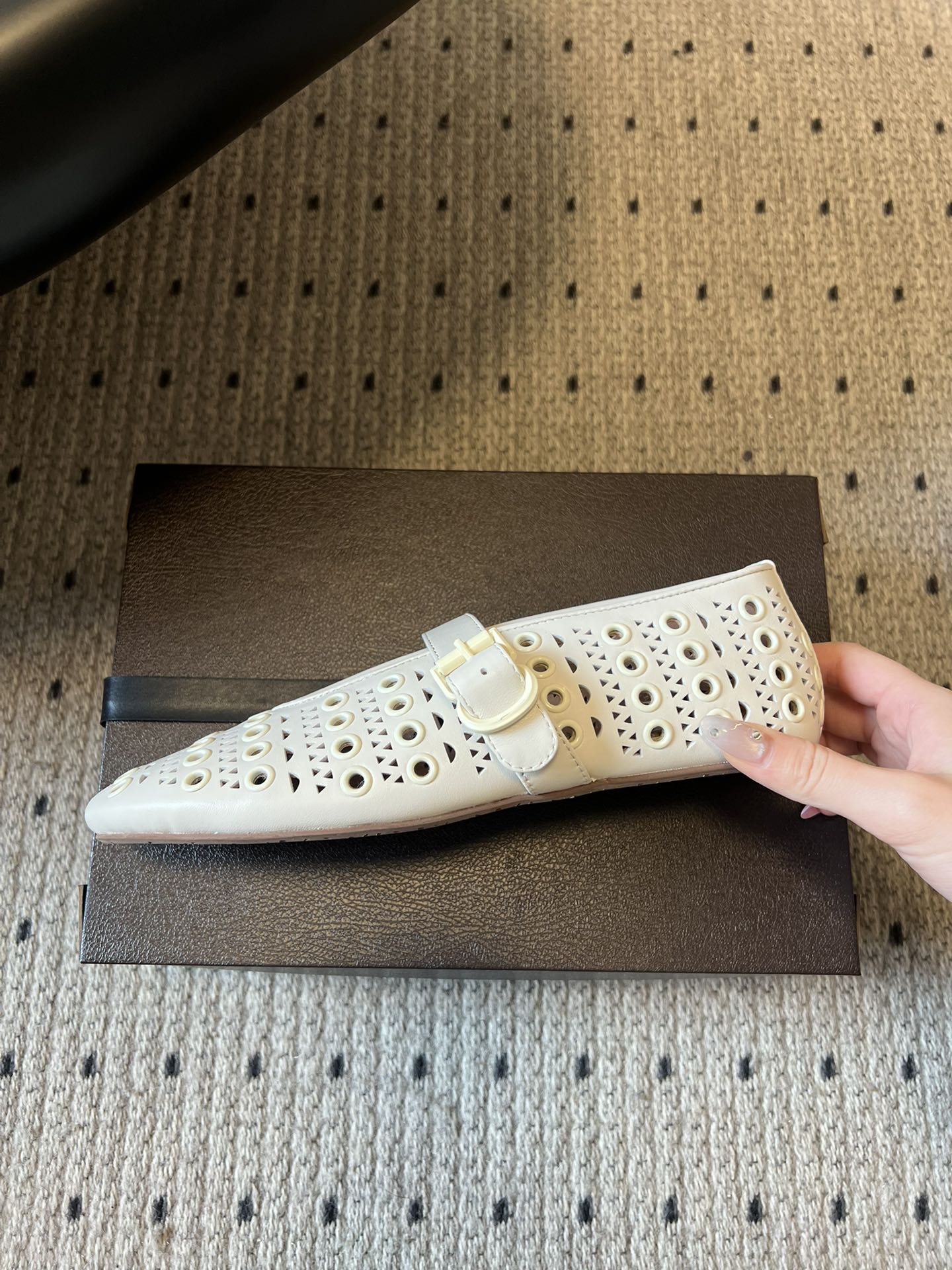 ALAÏ* 26ss 早春新款平底圆形镂空玛丽珍鞋单鞋鞋面采用镂空设计，形成密集的圆形孔洞纹理，兼具装饰