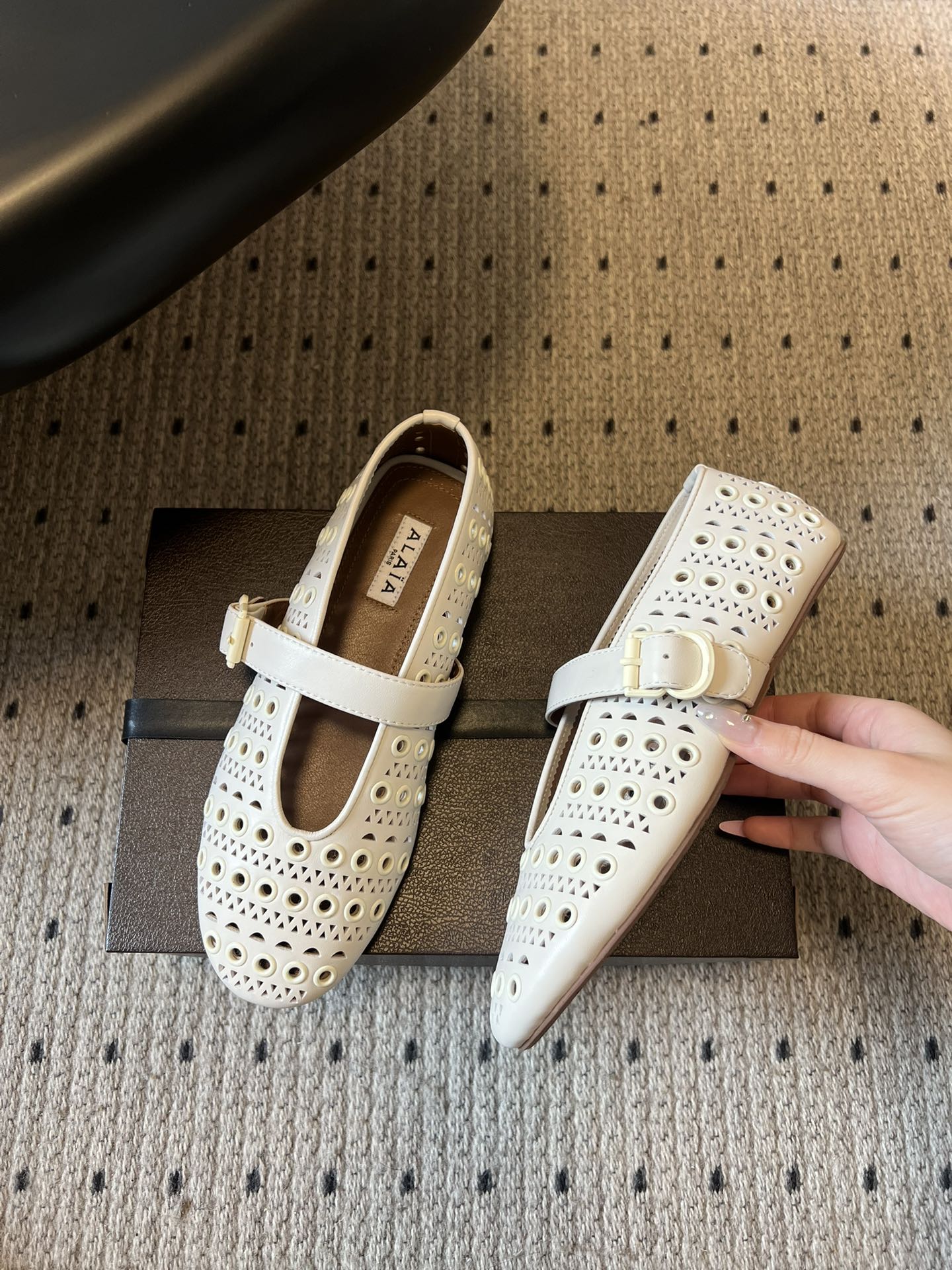 ALAÏ* 26ss 早春新款平底圆形镂空玛丽珍鞋单鞋鞋面采用镂空设计，形成密集的圆形孔洞纹理，兼具装饰