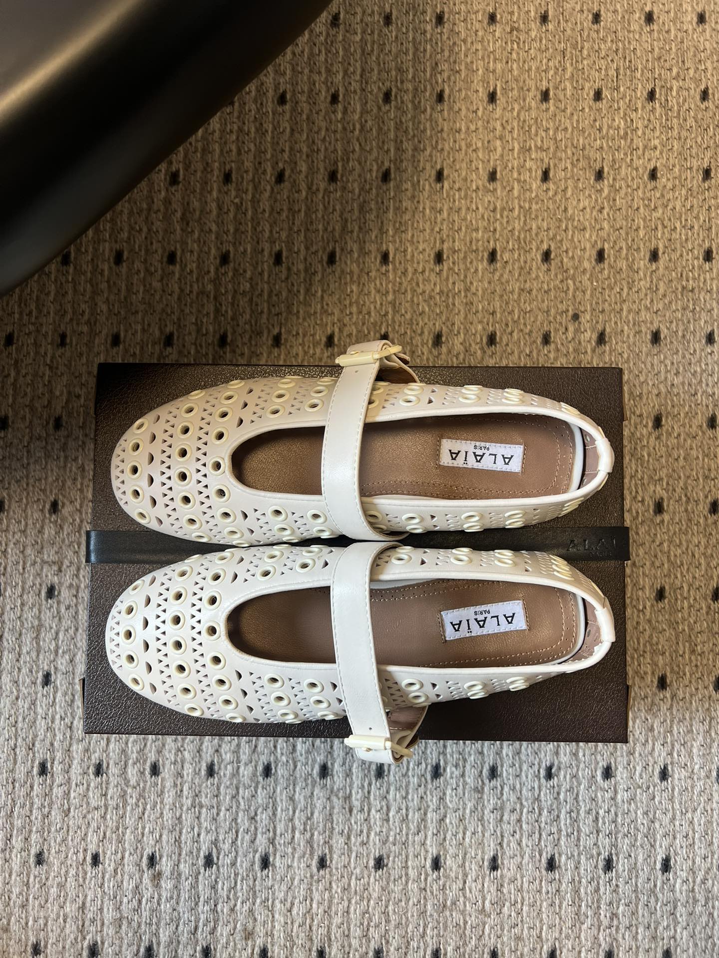 ALAÏ* 26ss 早春新款平底圆形镂空玛丽珍鞋单鞋鞋面采用镂空设计，形成密集的圆形孔洞纹理，兼具装饰