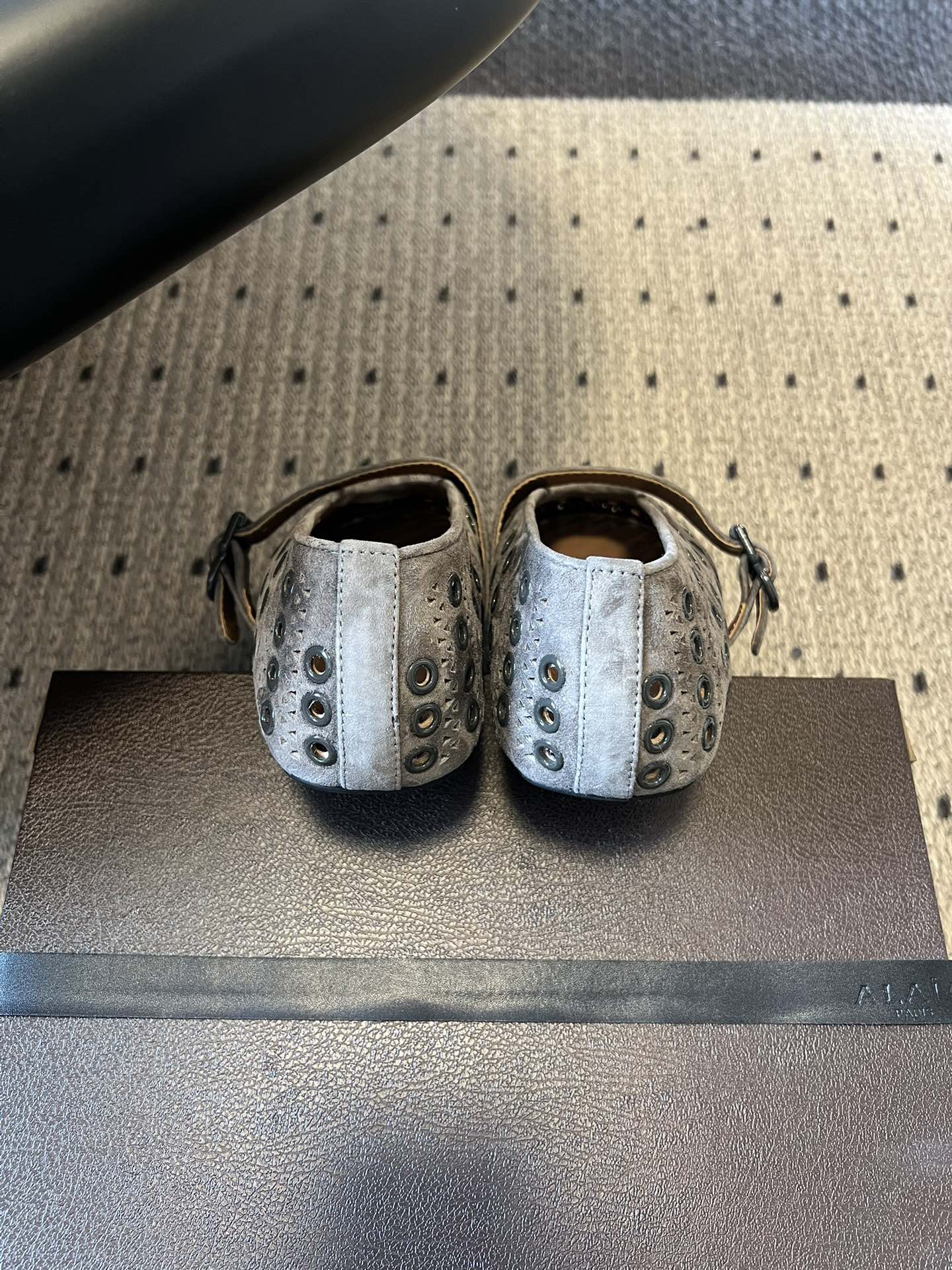 ALAÏ* 26ss 早春新款平底圆形镂空玛丽珍鞋单鞋鞋面采用镂空设计，形成密集的圆形孔洞纹理，兼具装饰