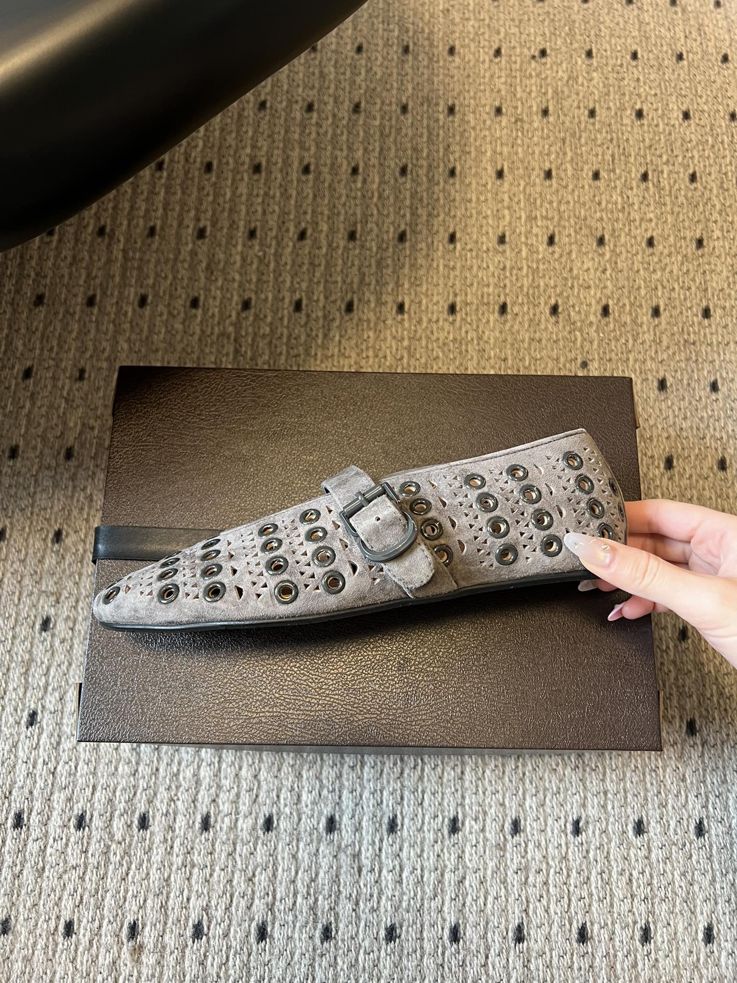 ALAÏ* 26ss 早春新款平底圆形镂空玛丽珍鞋单鞋鞋面采用镂空设计，形成密集的圆形孔洞纹理，兼具装饰