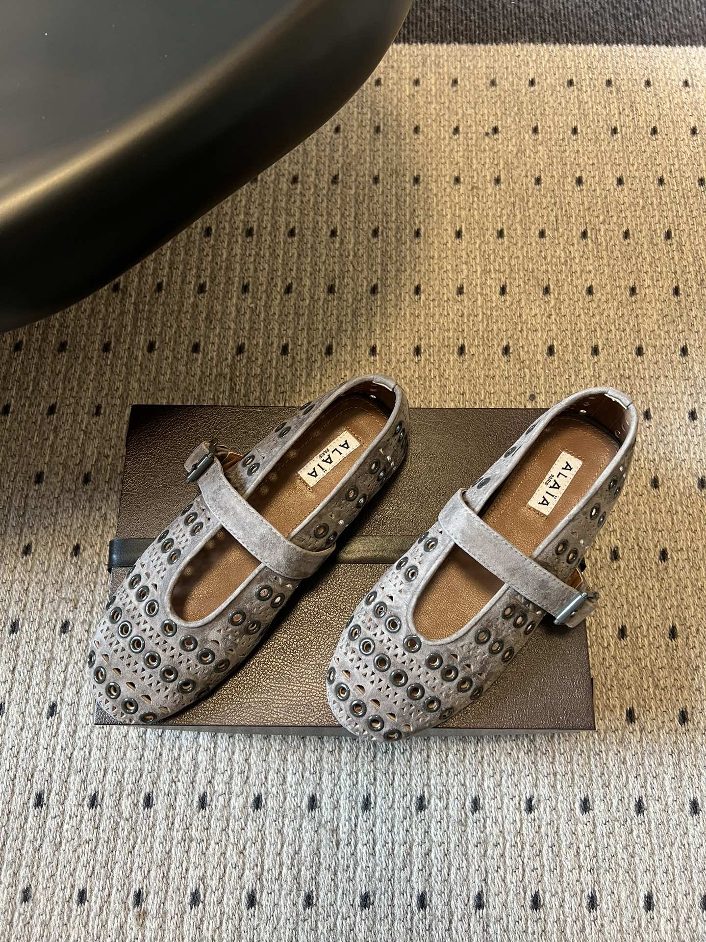 ALAÏ* 26ss 早春新款平底圆形镂空玛丽珍鞋单鞋鞋面采用镂空设计，形成密集的圆形孔洞纹理，兼具装饰