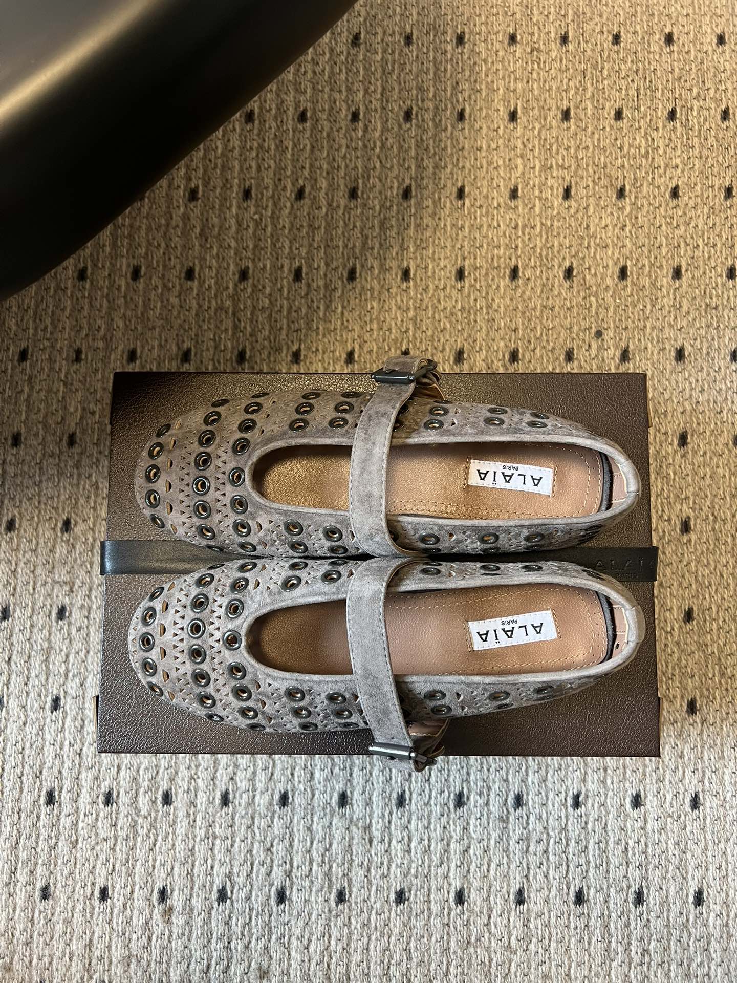 ALAÏ* 26ss 早春新款平底圆形镂空玛丽珍鞋单鞋鞋面采用镂空设计，形成密集的圆形孔洞纹理，兼具装饰