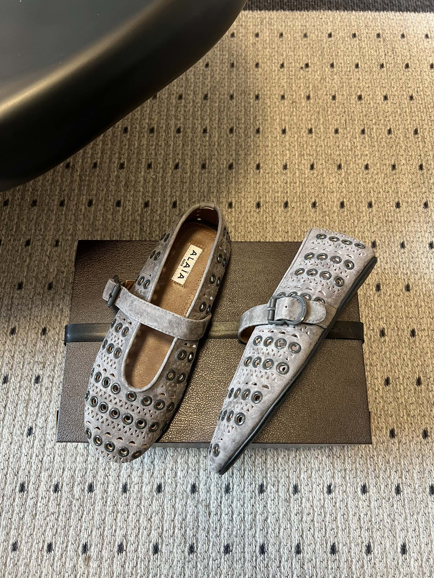 ALAÏ* 26ss 早春新款平底圆形镂空玛丽珍鞋单鞋鞋面采用镂空设计，形成密集的圆形孔洞纹理，兼具装饰