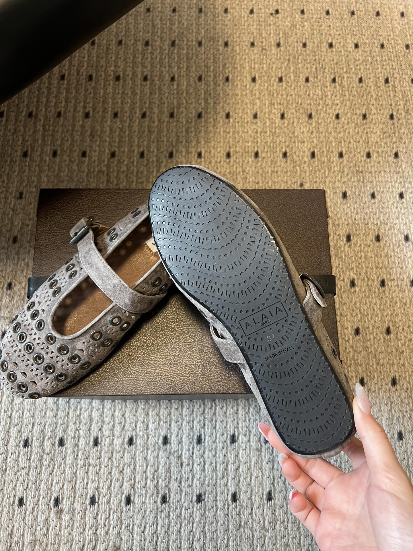 ALAÏ* 26ss 早春新款平底圆形镂空玛丽珍鞋单鞋鞋面采用镂空设计，形成密集的圆形孔洞纹理，兼具装饰