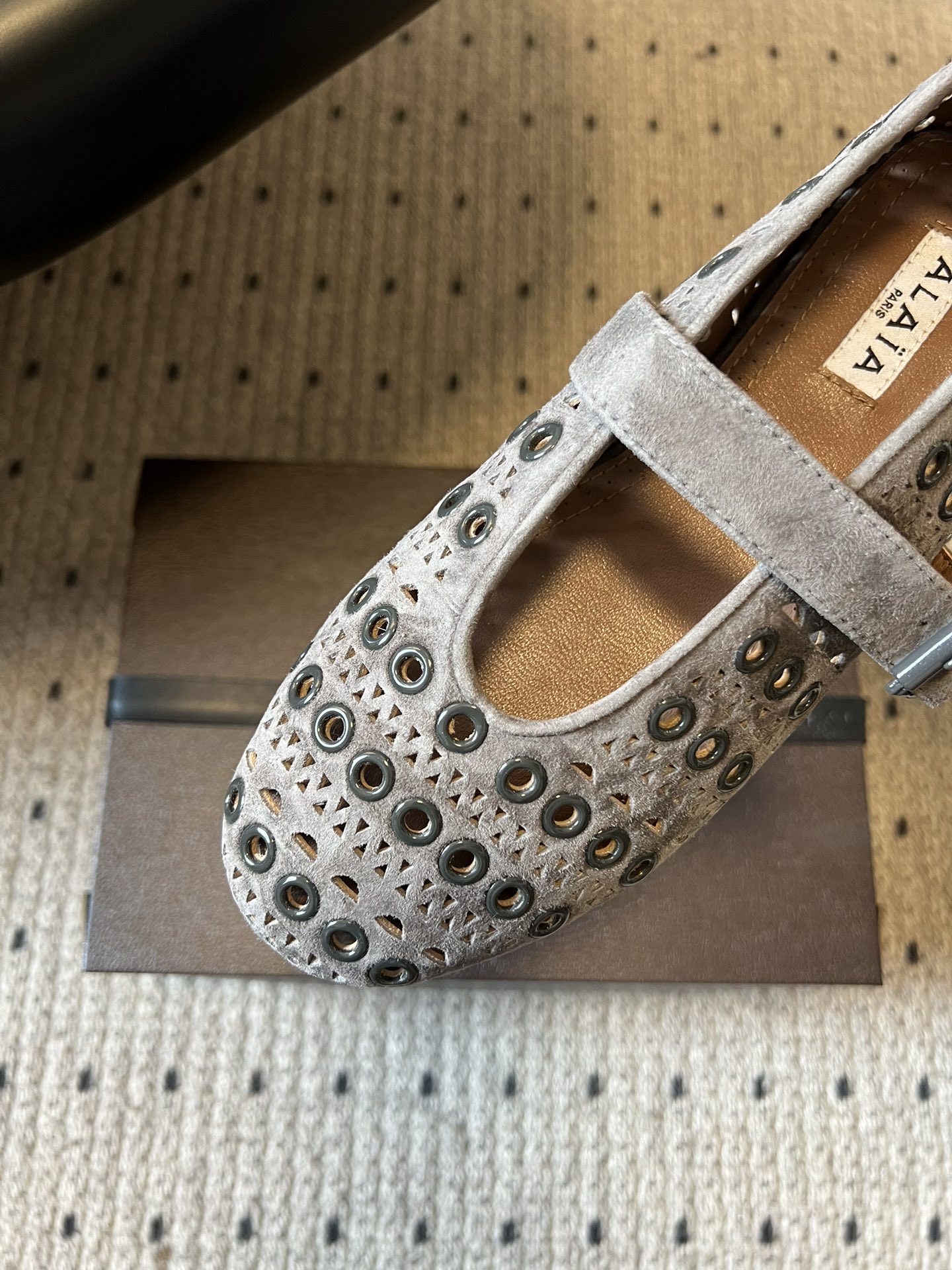 ALAÏ* 26ss 早春新款平底圆形镂空玛丽珍鞋单鞋鞋面采用镂空设计，形成密集的圆形孔洞纹理，兼具装饰