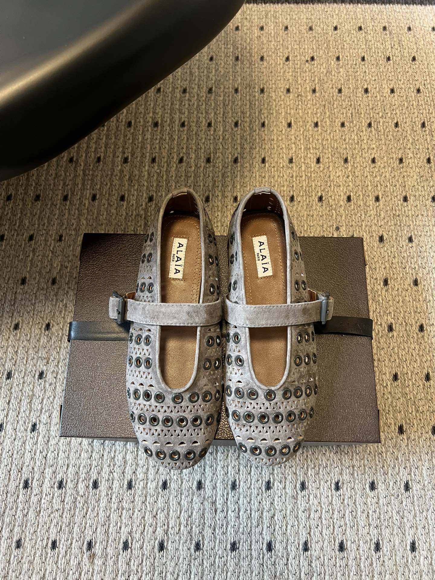 NO:747723,Metal hole 290 hollow ALA* 26ss early spring new flat bottom round hollow Mary Jane shoes  The upper is hollowed out to form a dense circular hole texture, which is both decorative and breathable, making it a highly recognizable design element of ALAA. The arrangement and size of the hollow holes are precisely designed, and the edges are delicately processed, reflecting ALAA's exquisite level of leather craftsmanship. At the same time, the lines of the shoe body are simple and smooth, contrasting with the hollow details.  The overall fusion of French retro and modern simplicity, with hollow elements adding a sense of sophistication, Mary Jane shoes have a sweet and elegant temperament, suitable for casual and mature styles. Upper cow suede, lining sheepskin outsole original molded outsole increased by 2cm size 35-41 (customized sizes 40 and 41 are not returnable), ballet shoes, mary jane, sheepskin19860909金属孔290 镂空 ALA* 26ss 早春新款平底圆形镂空玛丽珍鞋单鞋 鞋面采用镂空设计,形成密集的圆形孔洞纹理,兼具装饰性与透气性,是ALAA极具辨识度的设计元素.镂空孔洞的排列与大小经过精准设计,边缘处理细腻,体现ALAA在皮革工艺上的精湛水准,同时鞋身线条简约流畅,与镂空细节形成对比. 整体融合法式复古与现代简约,镂空元素增添精致感,玛丽珍鞋型自带甜美优雅气质,适配休闲与轻熟风穿搭. 鞋面牛反绒 内里羊皮 大底原版开模大底 增高2cm size35-41码（40、41码定制不退换）,芭蕾舞鞋,mary jane,sheepskin,Women's Shoes