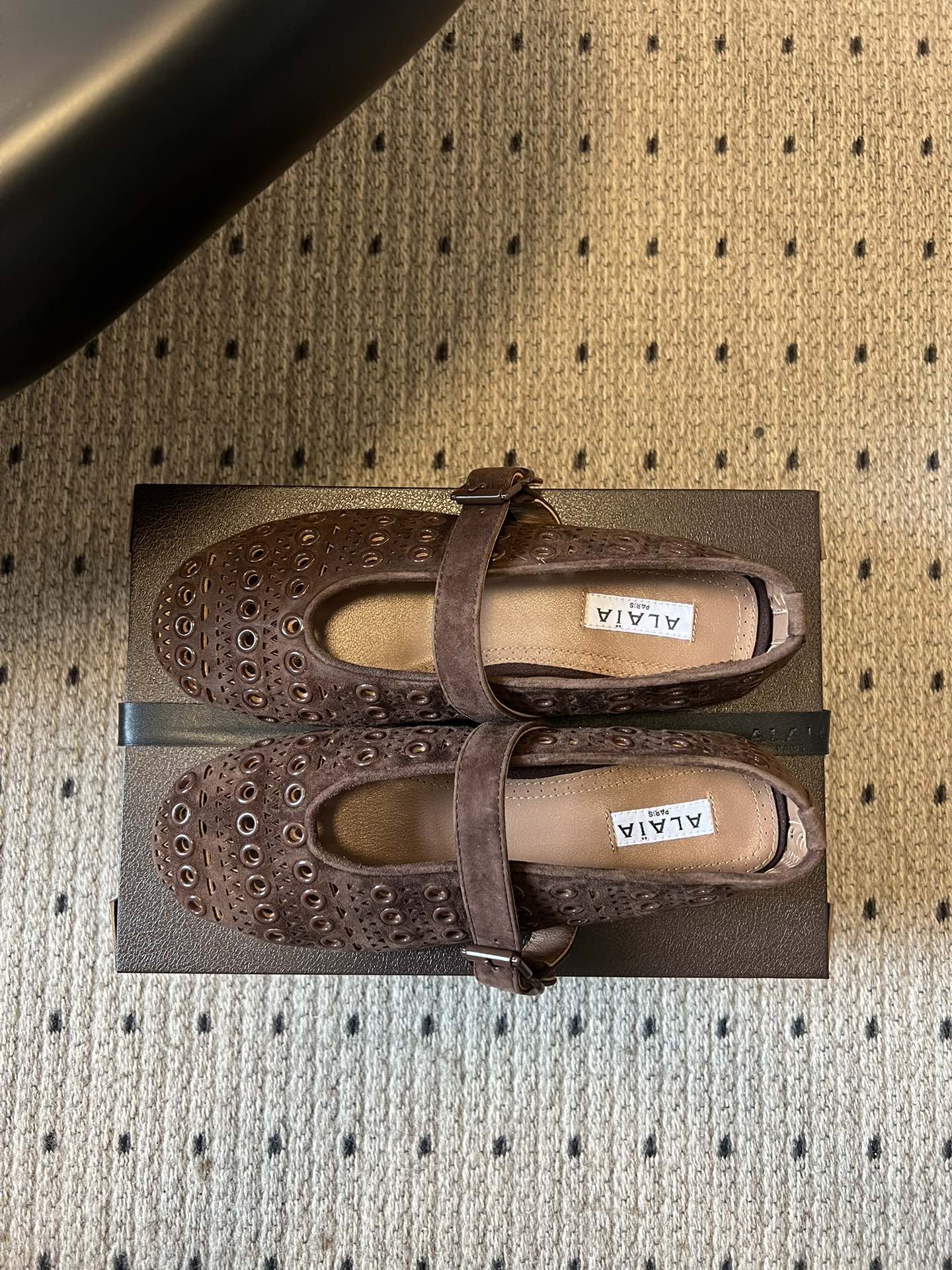 ALAÏ* 26ss 早春新款平底圆形镂空玛丽珍鞋单鞋鞋面采用镂空设计，形成密集的圆形孔洞纹理，兼具装饰