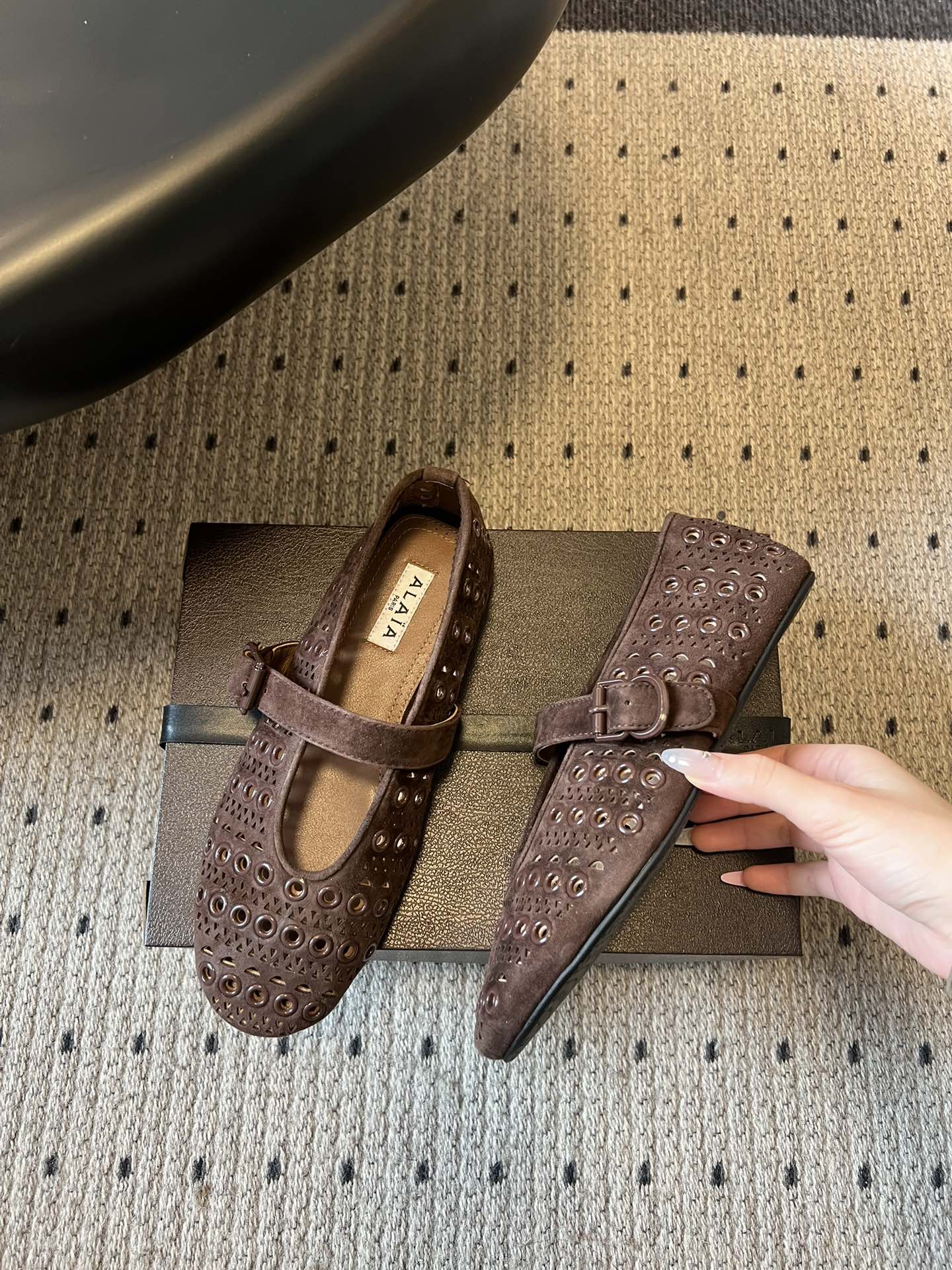 ALAÏ* 26ss 早春新款平底圆形镂空玛丽珍鞋单鞋鞋面采用镂空设计，形成密集的圆形孔洞纹理，兼具装饰