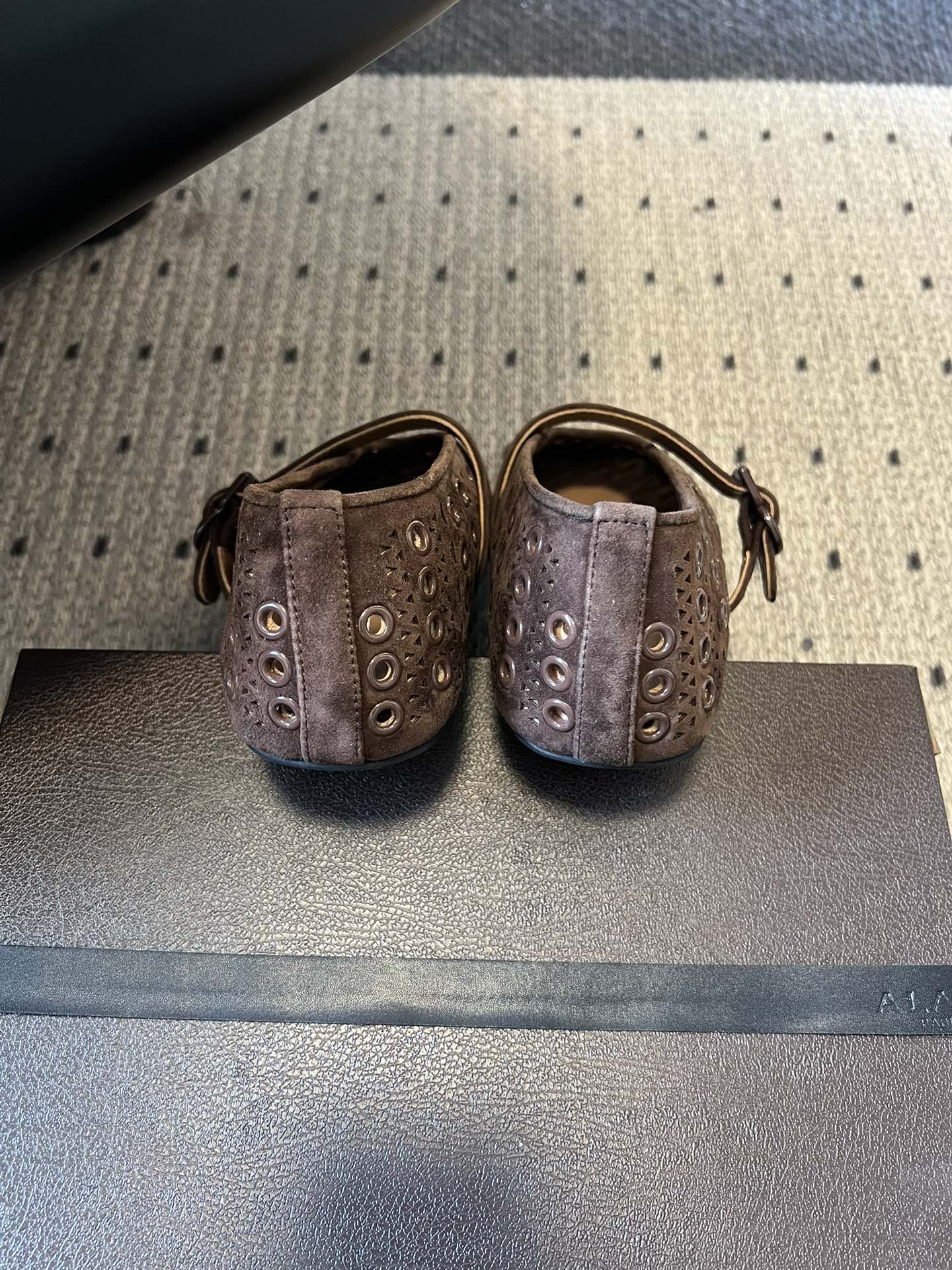 ALAÏ* 26ss 早春新款平底圆形镂空玛丽珍鞋单鞋鞋面采用镂空设计，形成密集的圆形孔洞纹理，兼具装饰