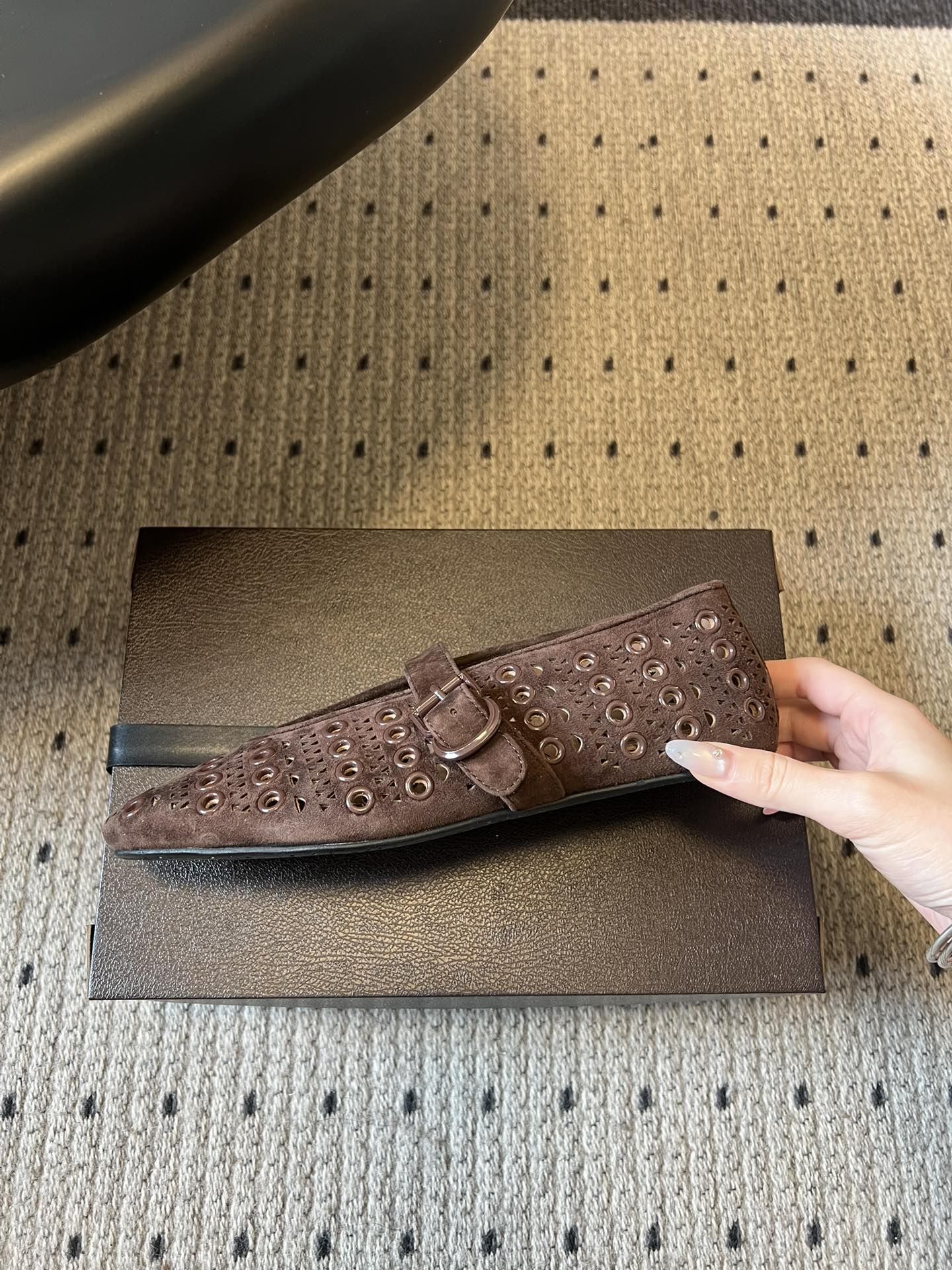 ALAÏ* 26ss 早春新款平底圆形镂空玛丽珍鞋单鞋鞋面采用镂空设计，形成密集的圆形孔洞纹理，兼具装饰