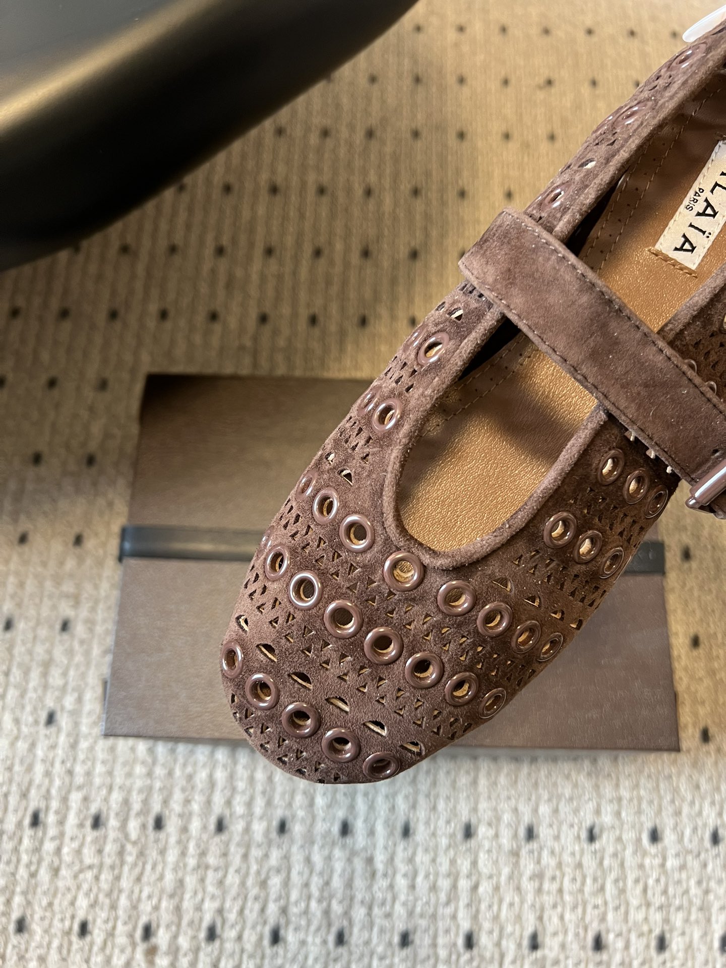 ALAÏ* 26ss 早春新款平底圆形镂空玛丽珍鞋单鞋鞋面采用镂空设计，形成密集的圆形孔洞纹理，兼具装饰