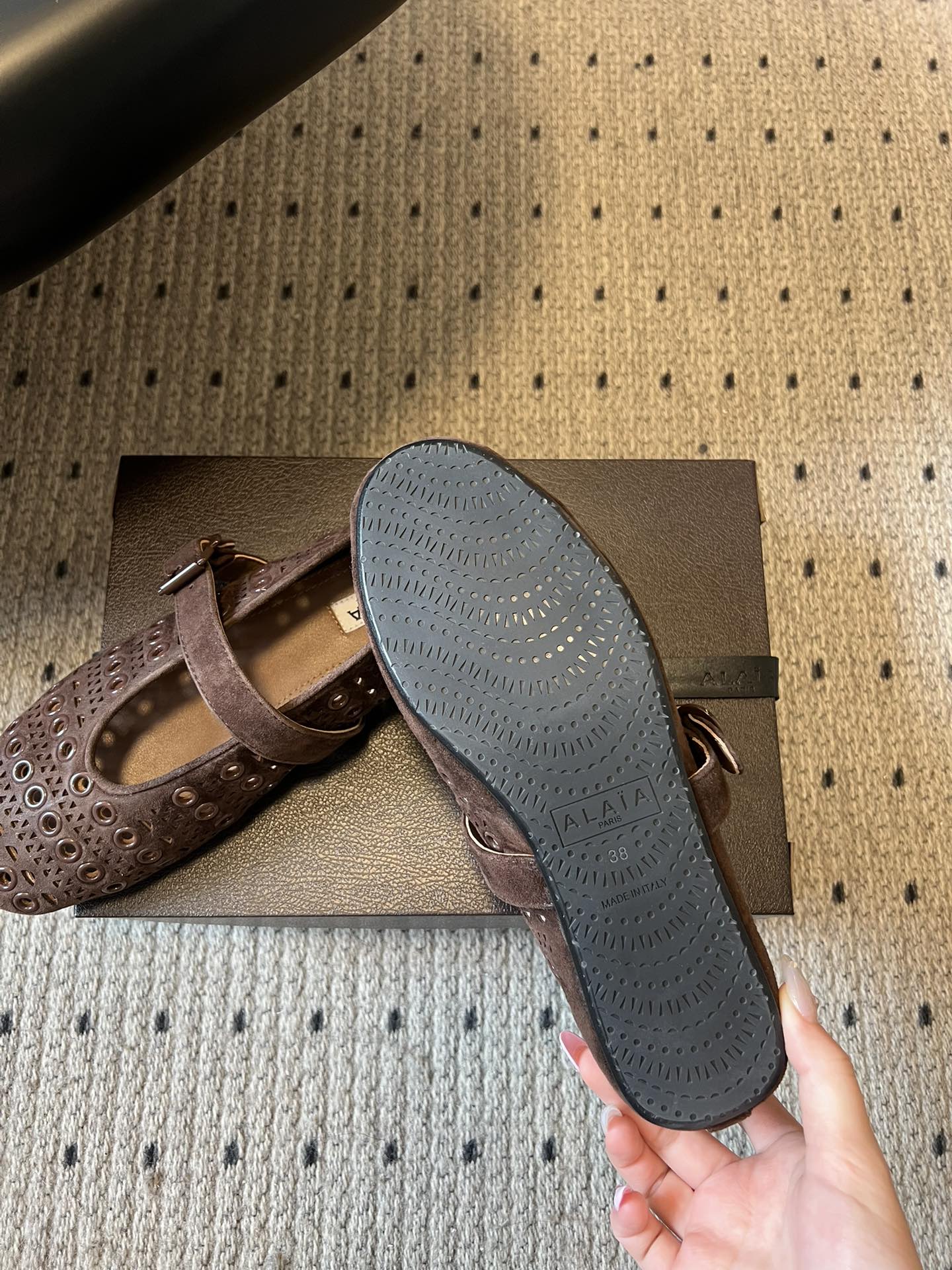 ALAÏ* 26ss 早春新款平底圆形镂空玛丽珍鞋单鞋鞋面采用镂空设计，形成密集的圆形孔洞纹理，兼具装饰