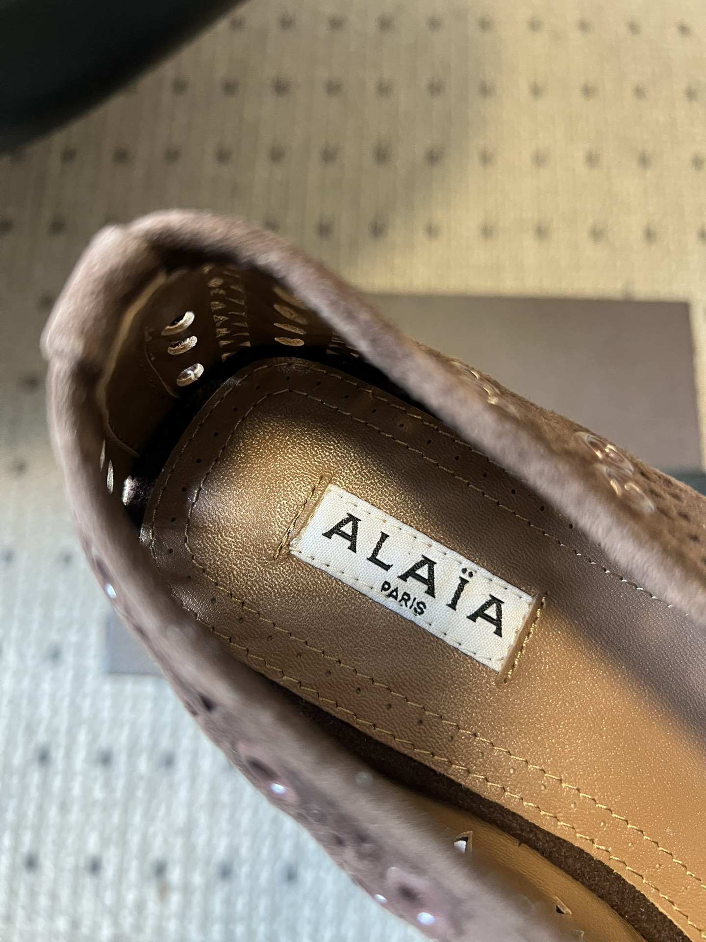 ALAÏ* 26ss 早春新款平底圆形镂空玛丽珍鞋单鞋鞋面采用镂空设计，形成密集的圆形孔洞纹理，兼具装饰