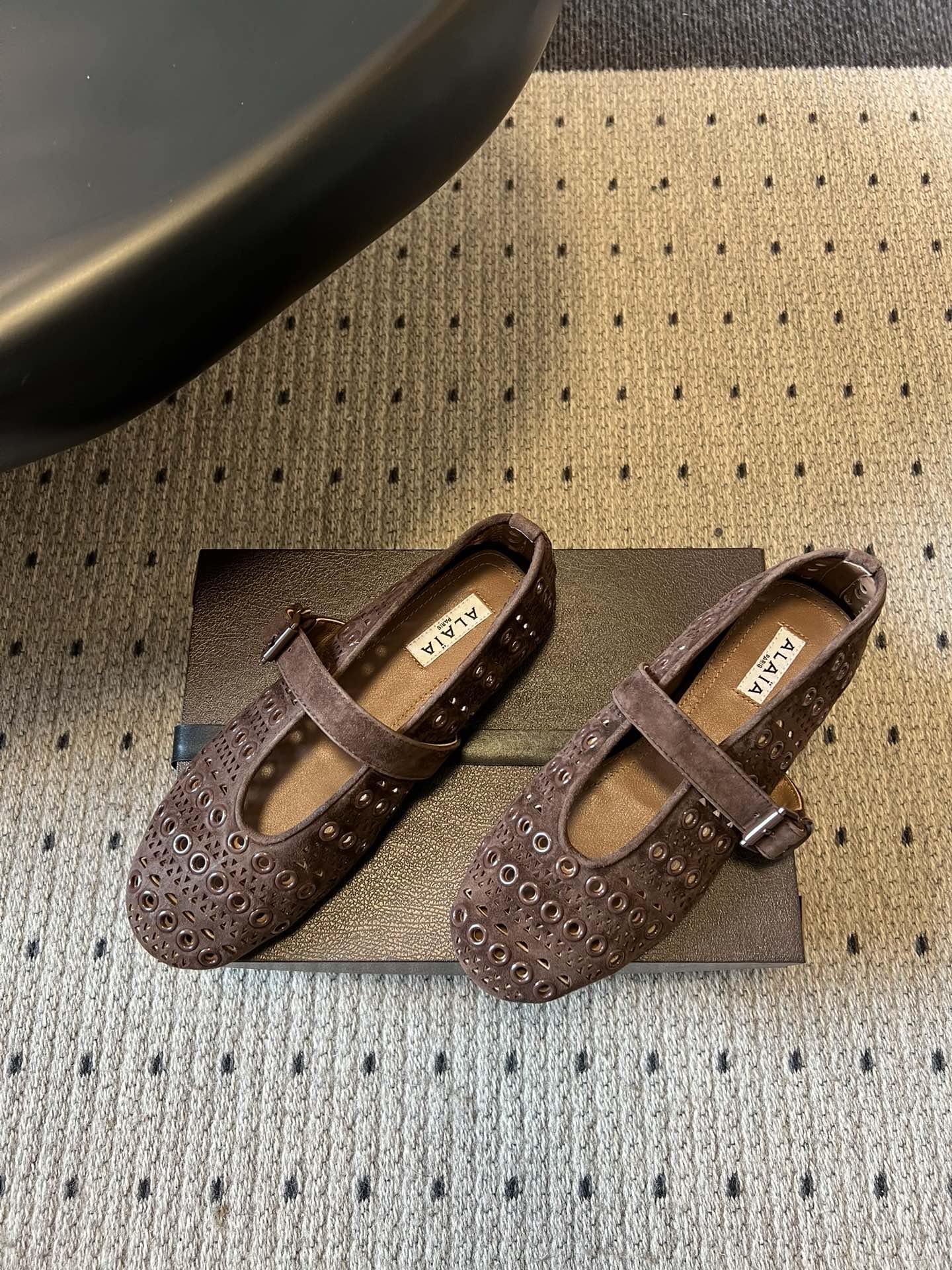 ALAÏ* 26ss 早春新款平底圆形镂空玛丽珍鞋单鞋鞋面采用镂空设计，形成密集的圆形孔洞纹理，兼具装饰