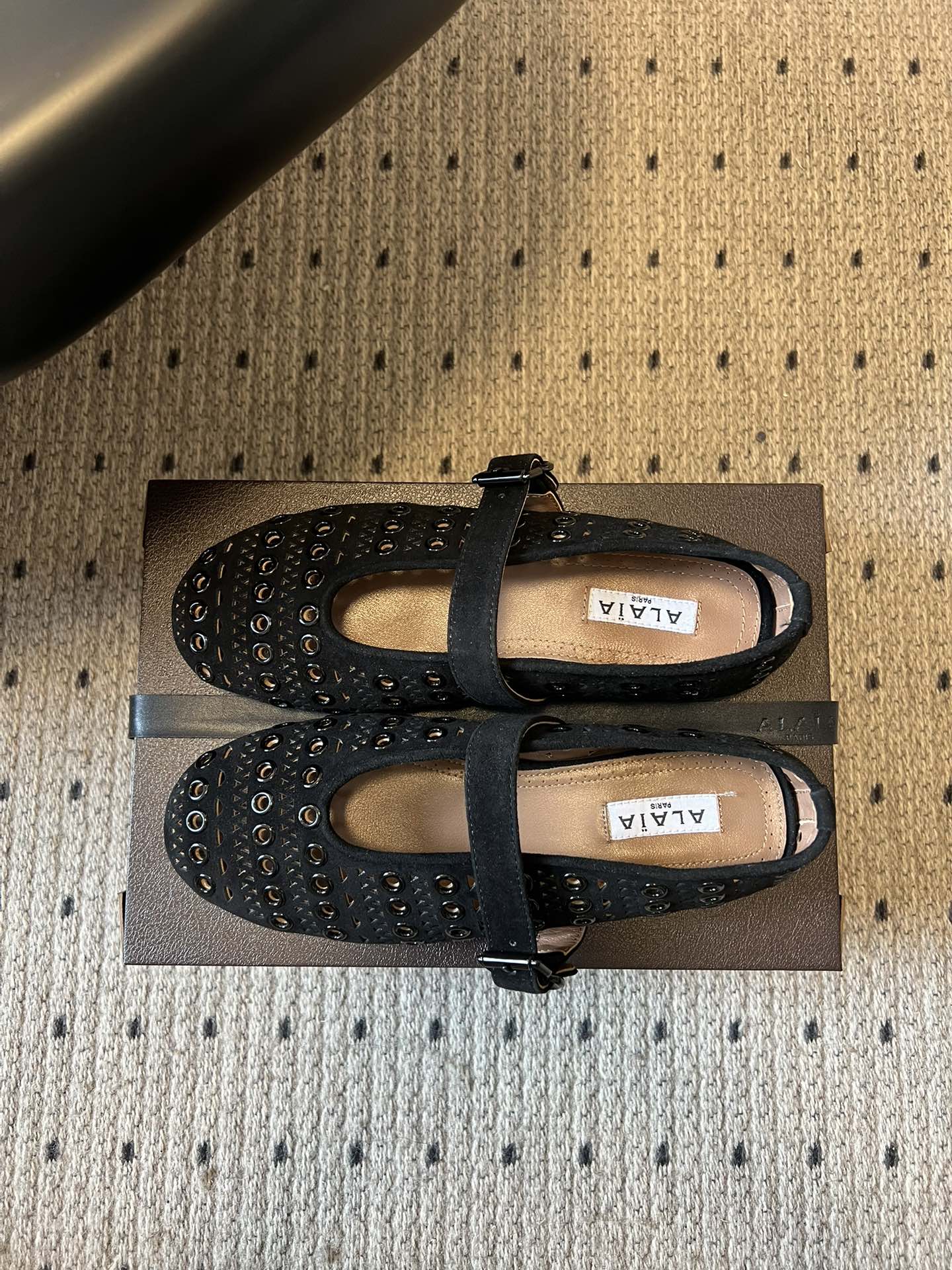 ALAÏ* 26ss 早春新款平底圆形镂空玛丽珍鞋单鞋鞋面采用镂空设计，形成密集的圆形孔洞纹理，兼具装饰