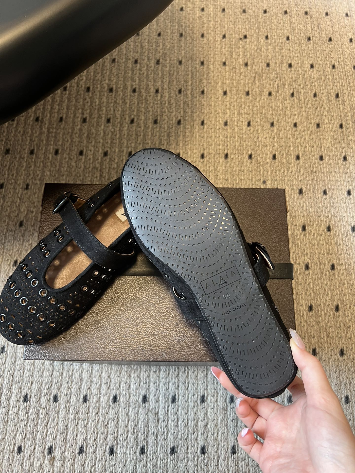 ALAÏ* 26ss 早春新款平底圆形镂空玛丽珍鞋单鞋鞋面采用镂空设计，形成密集的圆形孔洞纹理，兼具装饰