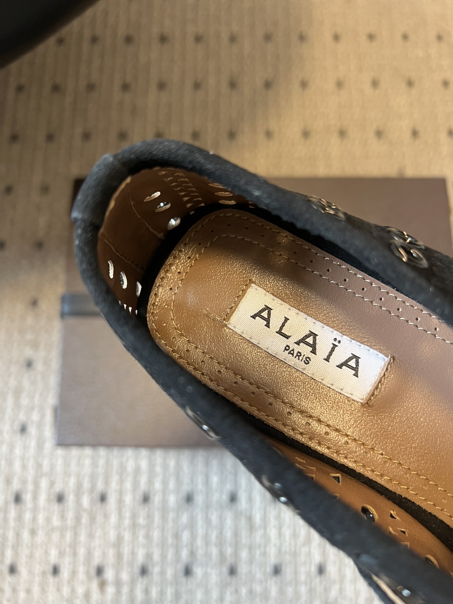 ALAÏ* 26ss 早春新款平底圆形镂空玛丽珍鞋单鞋鞋面采用镂空设计，形成密集的圆形孔洞纹理，兼具装饰